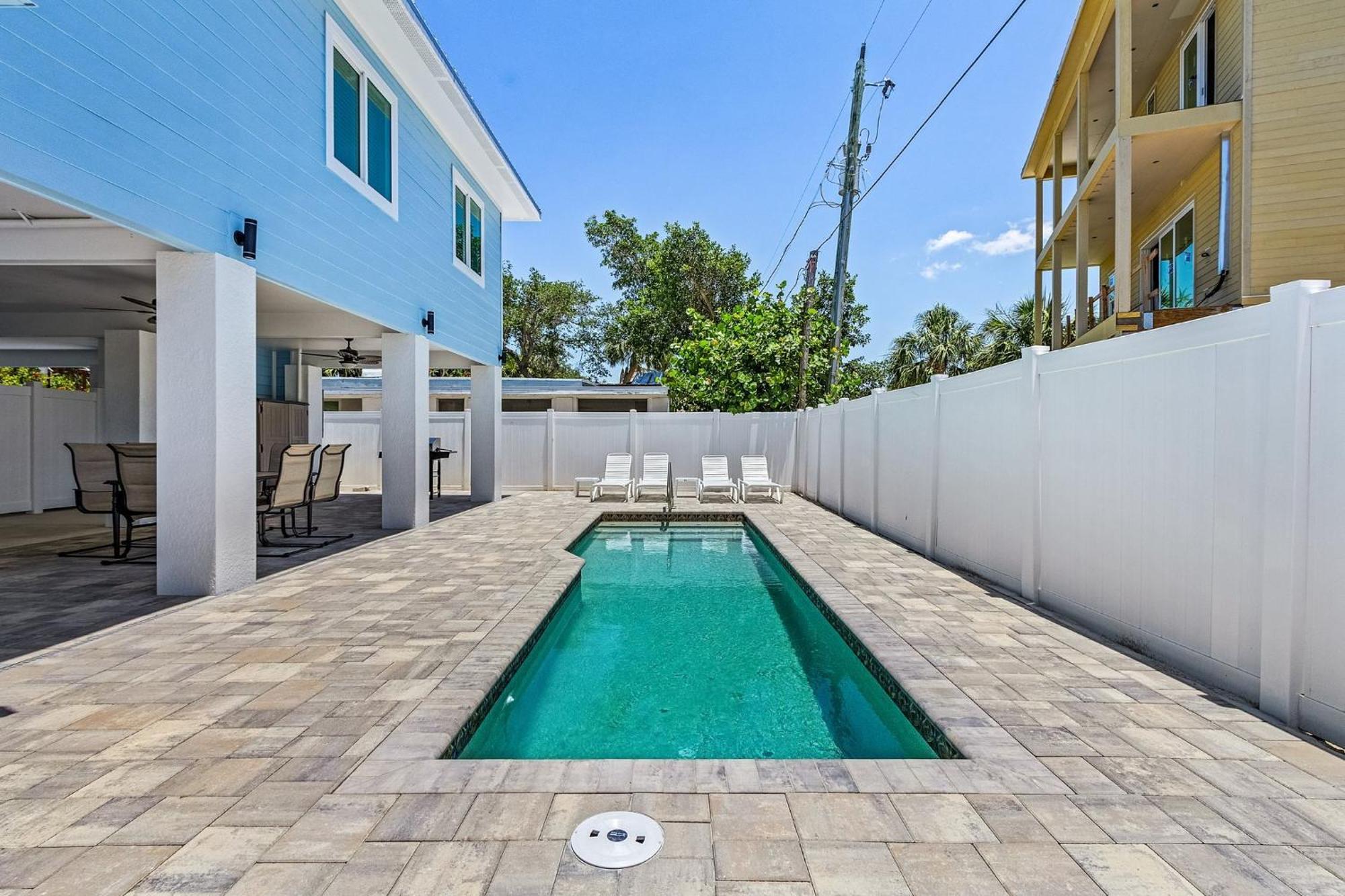 Time: Saltwater Pool, Walk To Beach! Holiday home