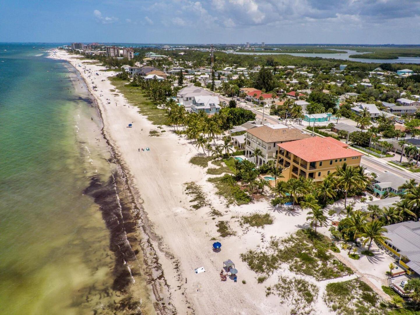 Moana Oasis: Gulf-front, Pool, & Access Fort Myers Beach