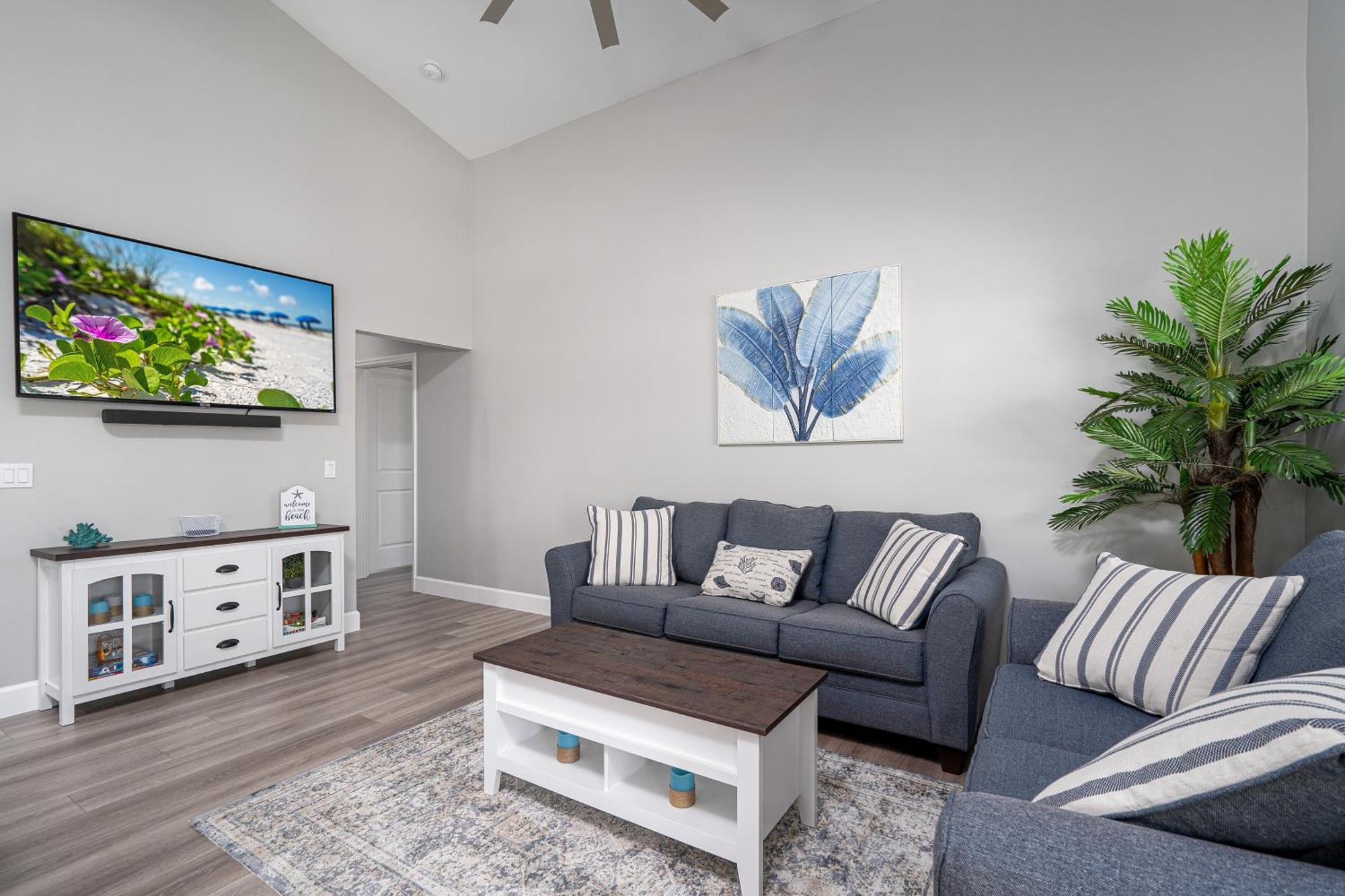 New Stilt Home: Heated Pool, Near & Times Sq Fort Myers Beach