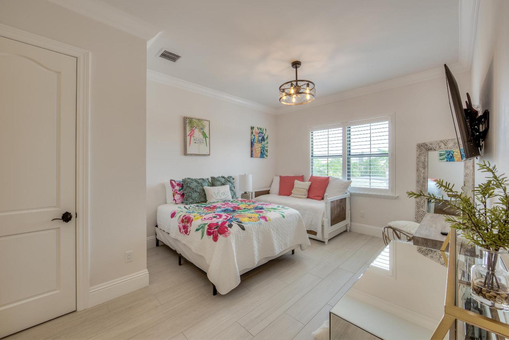Aloha Oasis: Gulf-front, Pool, Spa, Sleeps 14! Fort Myers Beach