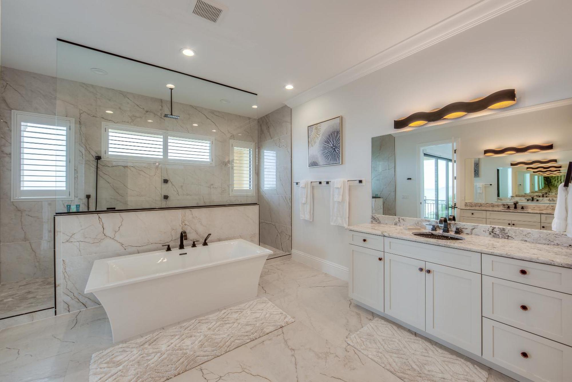 Aloha Oasis: Gulf-front, Pool, Spa, Sleeps 14! Fort Myers Beach