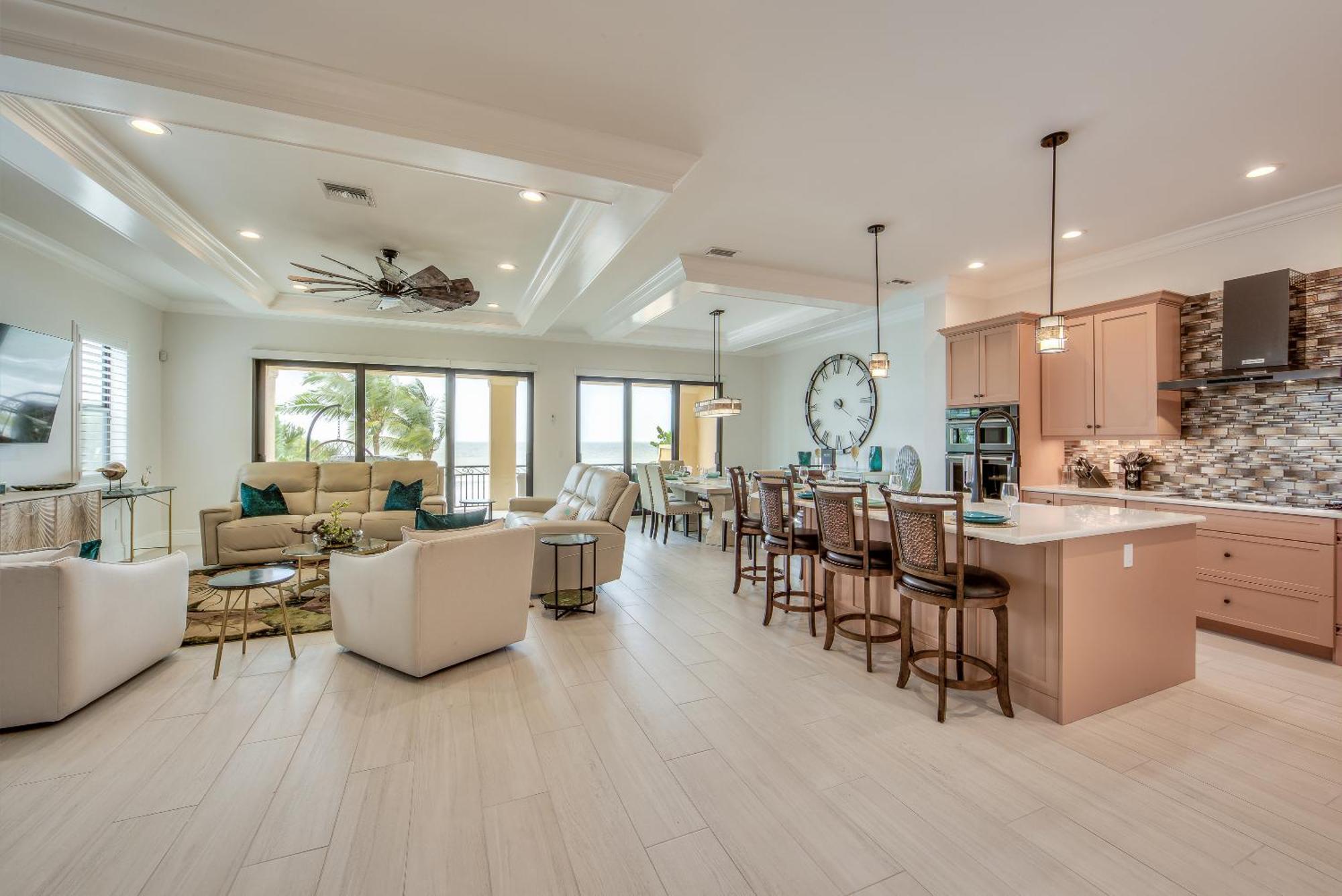 Aloha Oasis: Gulf-front, Pool, Spa, Sleeps 14! *