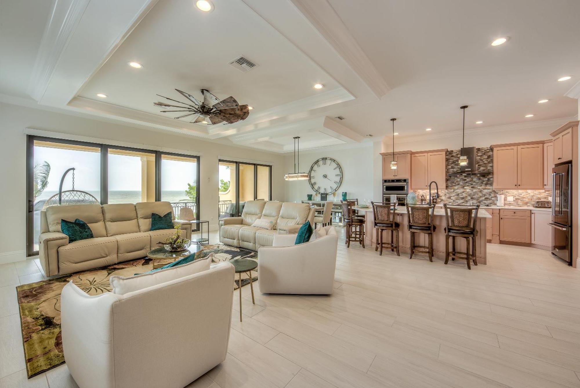 Aloha Oasis: Gulf-front, Pool, Spa, Sleeps 14! Holiday home