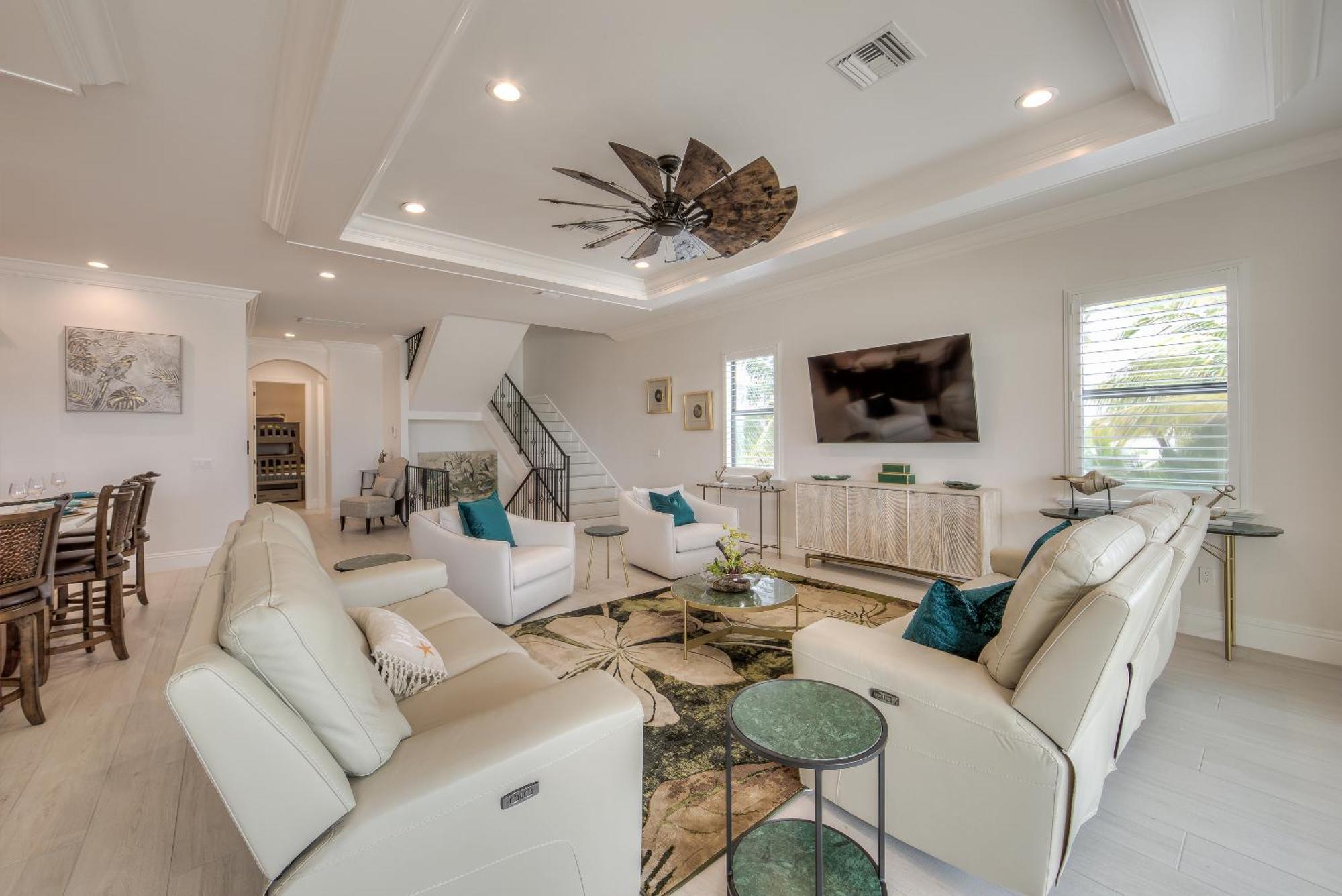 Aloha Oasis: Gulf-front, Pool, Spa, Sleeps 14! *