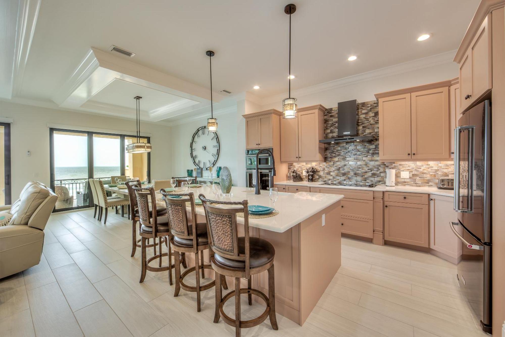 Aloha Oasis: Gulf-front, Pool, Spa, Sleeps 14!