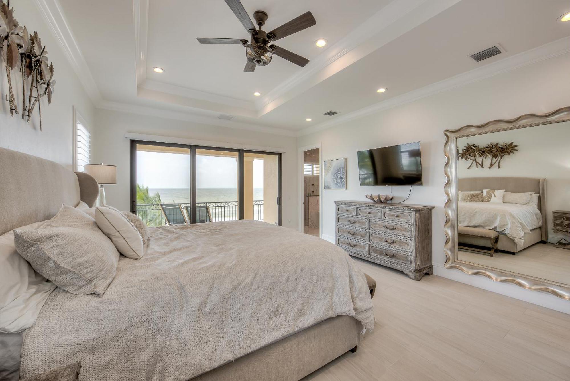 Aloha Oasis: Gulf-front, Pool, Spa, Sleeps 14! Fort Myers Beach