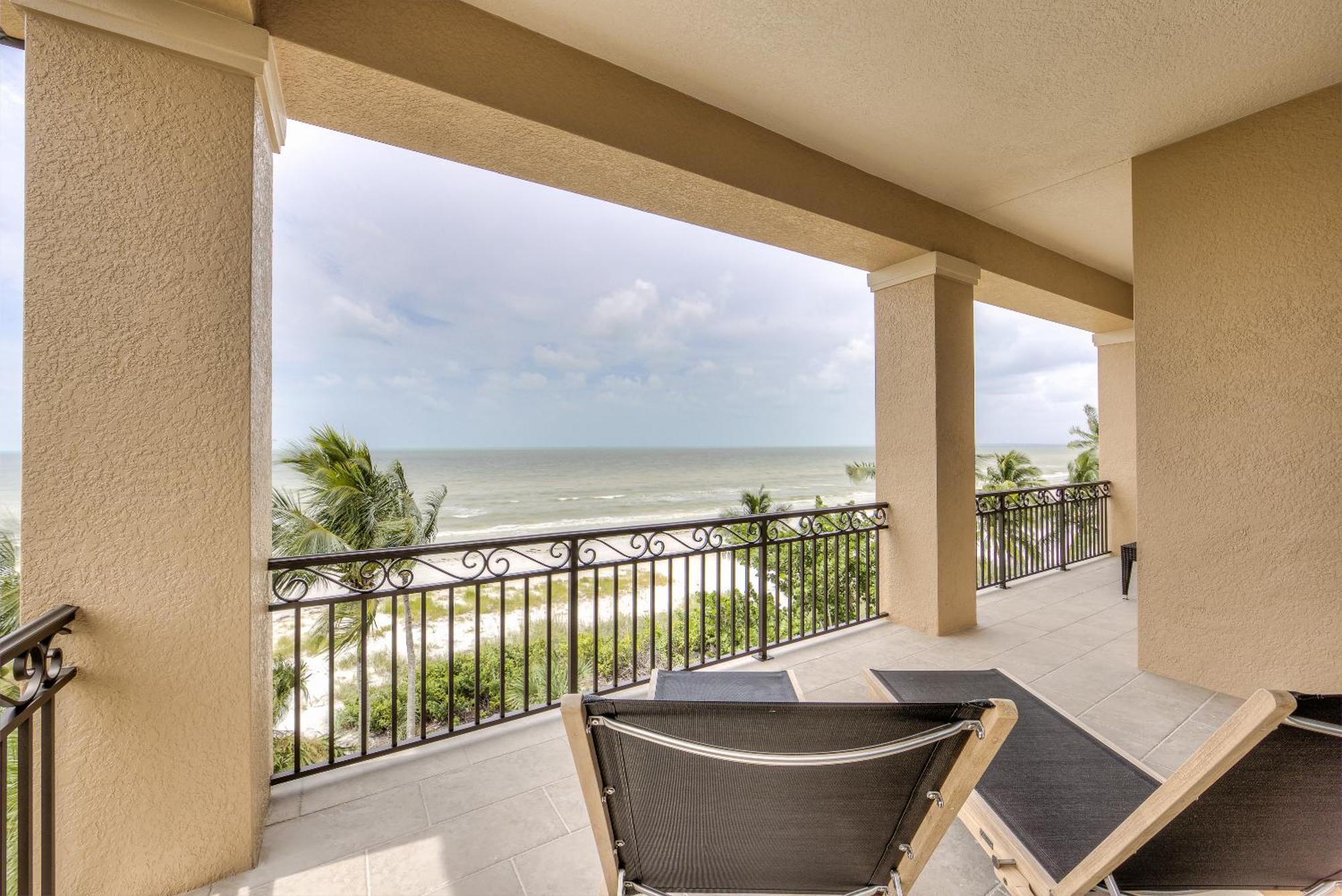 Aloha Oasis: Gulf-front, Pool, Spa, Sleeps 14! * Fort Myers Beach