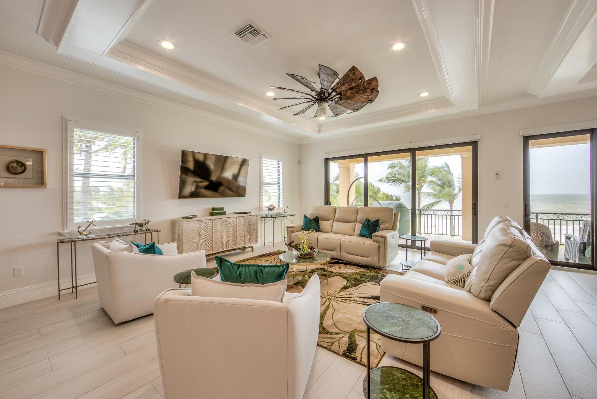 Holiday home Aloha Oasis: Gulf-front, Pool, Spa, Sleeps 14!