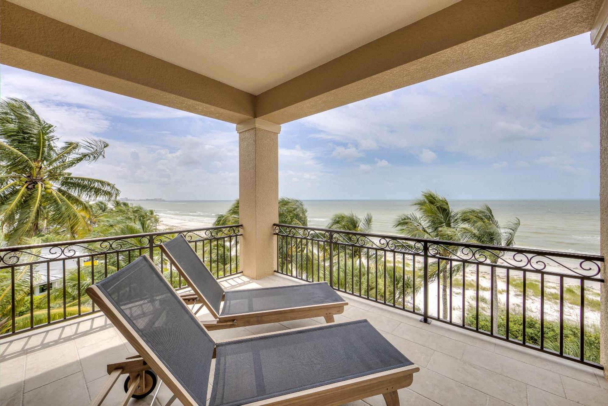 Aloha Oasis: Gulf-front, Pool, Spa, Sleeps 14! Fort Myers Beach