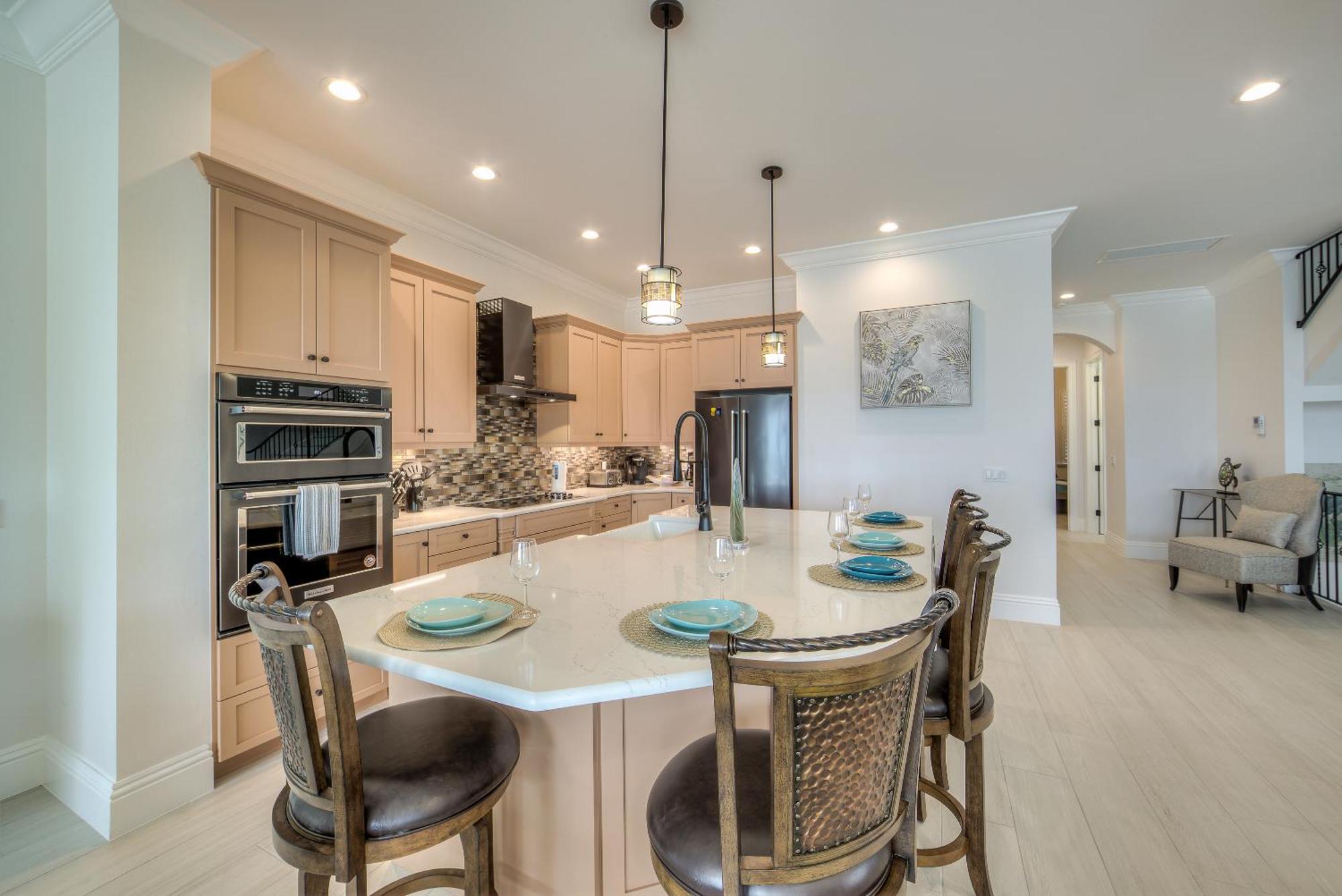 Aloha Oasis: Gulf-front, Pool, Spa, Sleeps 14! * Fort Myers Beach