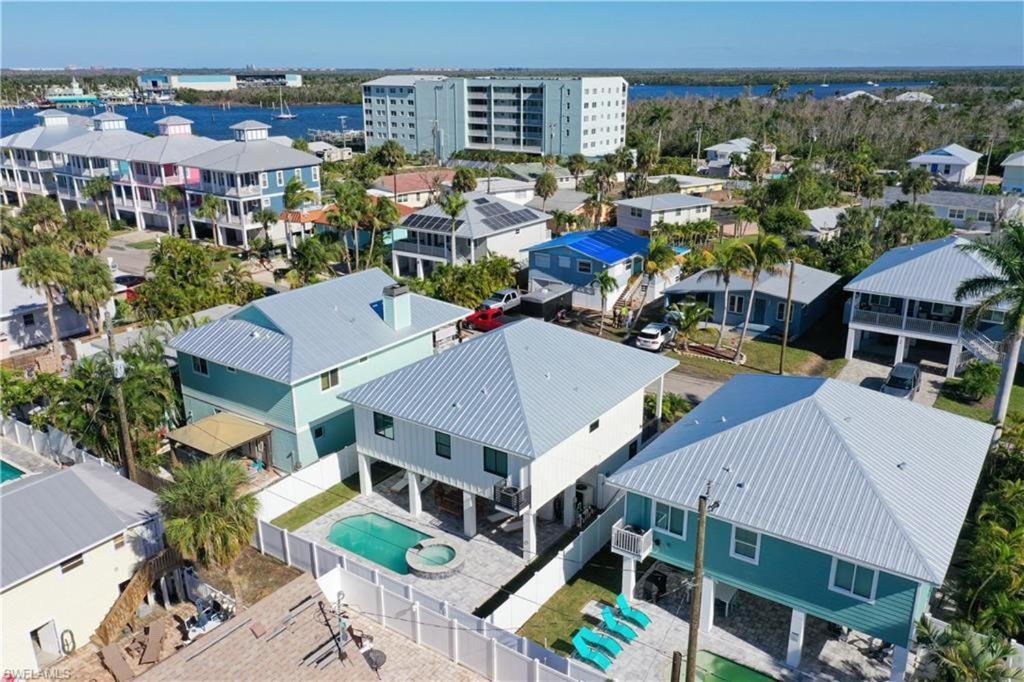Holiday home New 2-level Home: Heated Pool, Spa, Steps To *