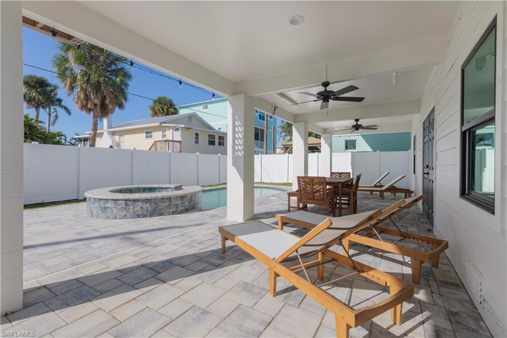 New 2-level Home: Heated Pool, Spa, Steps To Holiday home