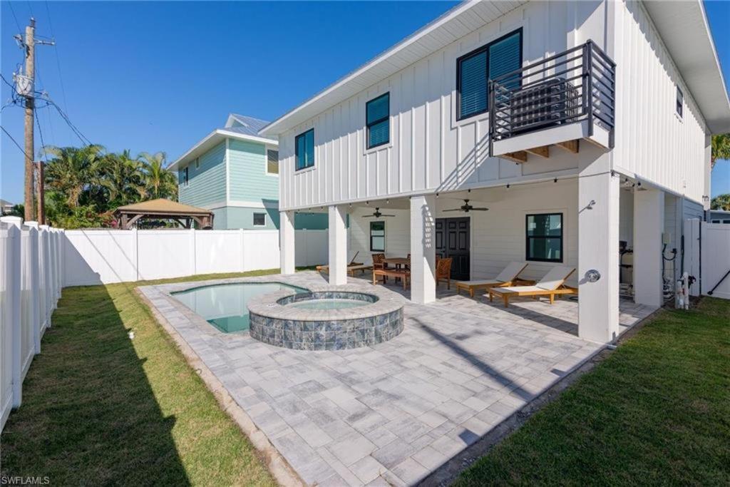 Holiday home New 2-level Home: Heated Pool, Spa, Steps To