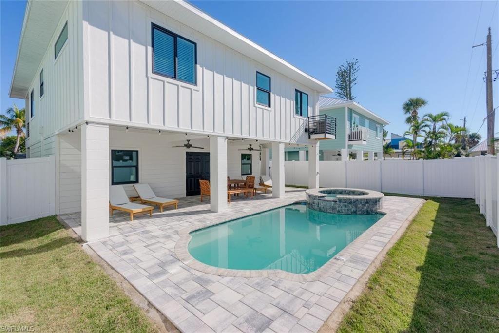 New 2-level Home: Heated Pool, Spa, Steps To Holiday home *