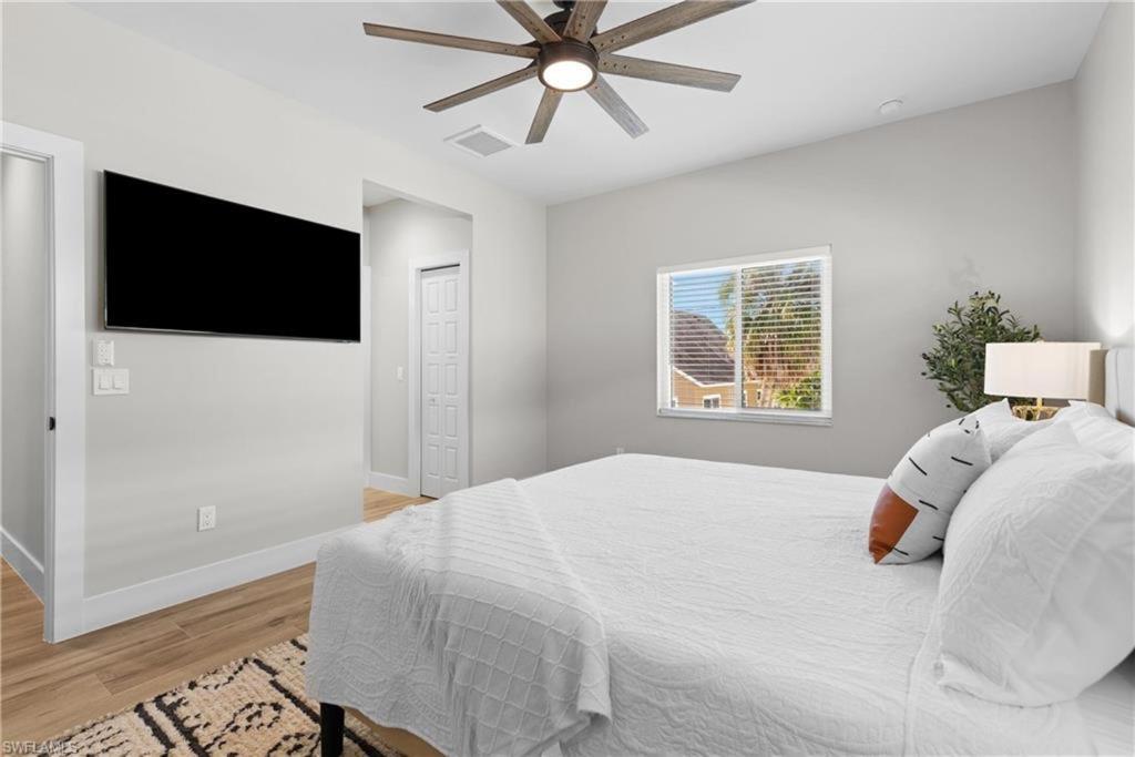 New 2-level Home: Heated Pool, Spa, Steps To *