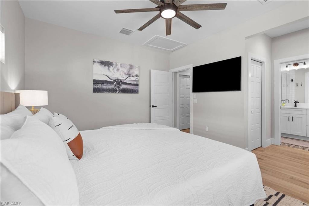 New 2-level Home: Heated Pool, Spa, Steps To Holiday home *