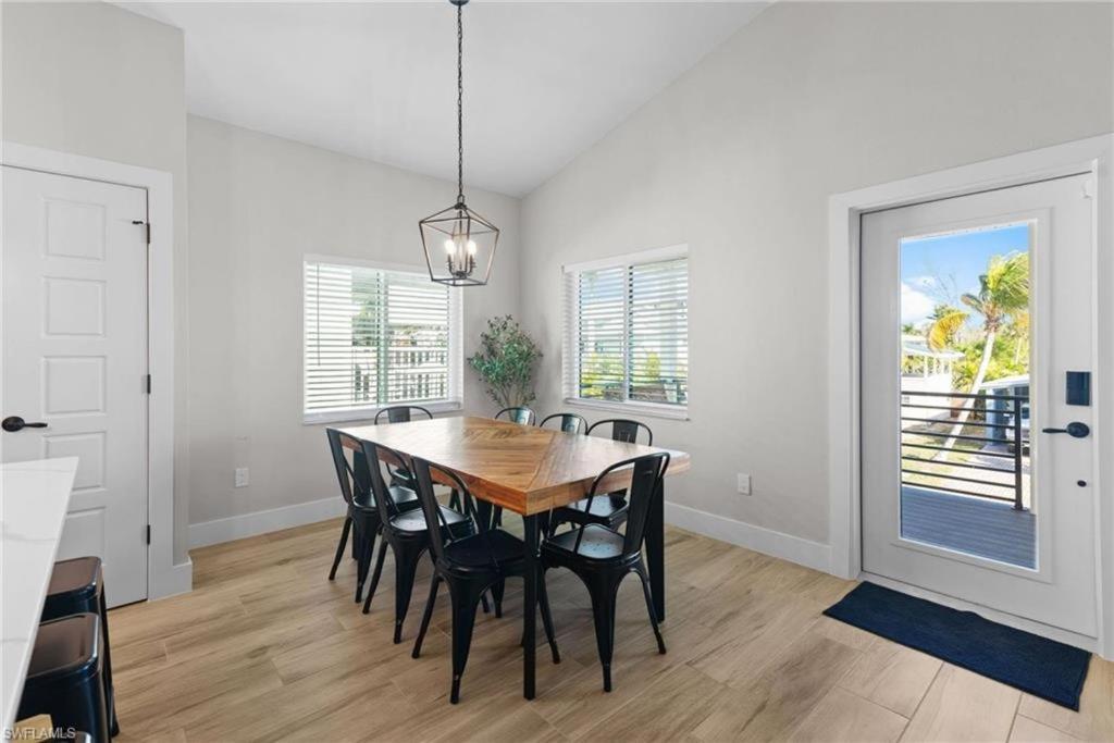 Holiday home New 2-level Home: Heated Pool, Spa, Steps To Fort Myers Beach