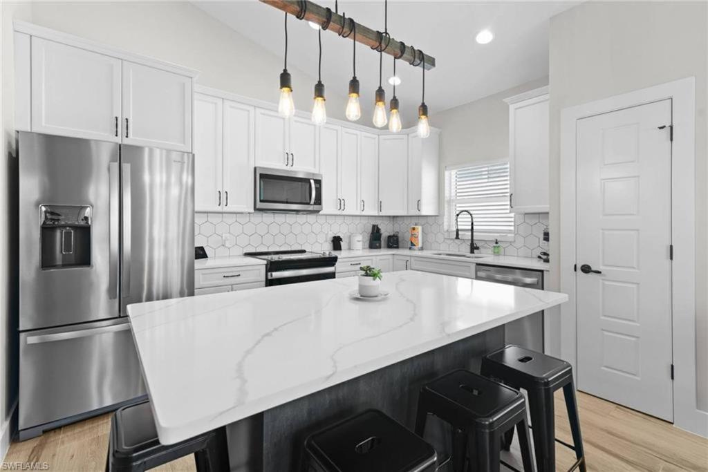 New 2-level Home: Heated Pool, Spa, Steps To *