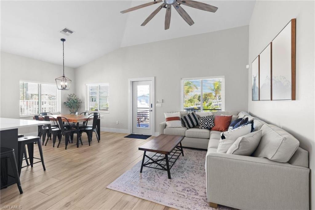 New 2-level Home: Heated Pool, Spa, Steps To Holiday home