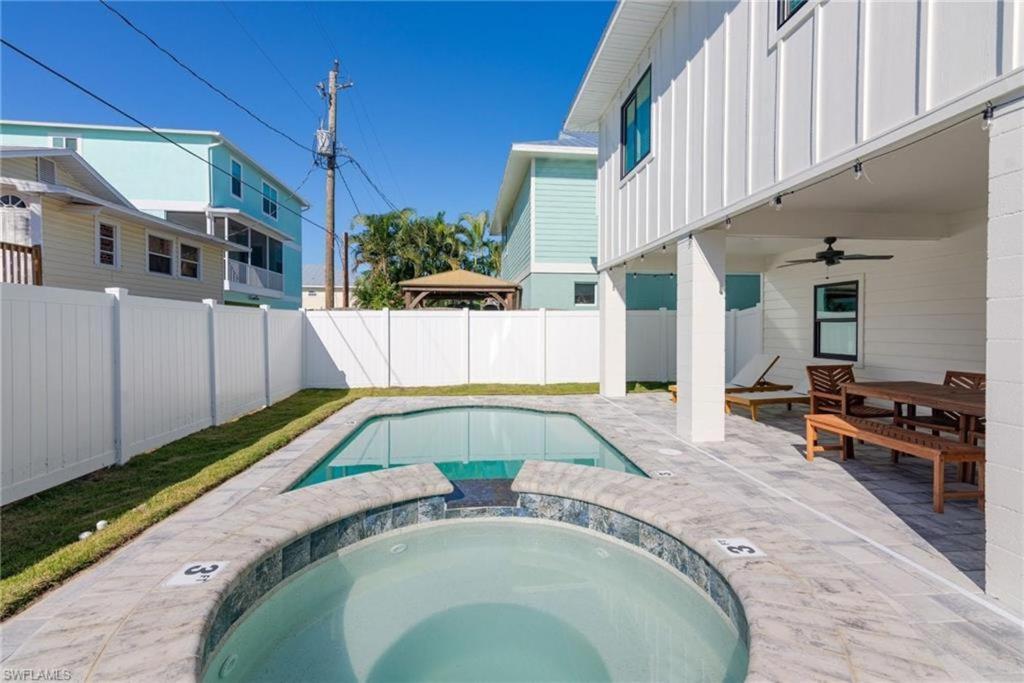 New 2-level Home: Heated Pool, Spa, Steps To Holiday home Fort Myers Beach