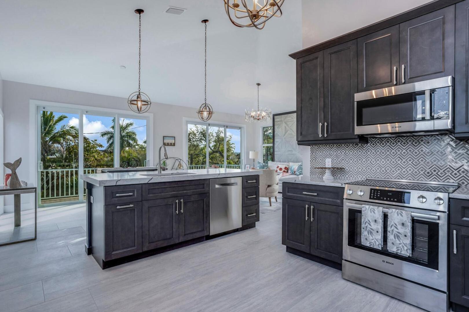 8br Oasis: 2 Homes, Pools, Walk To Beach, Fam Fun Holiday home Fort Myers Beach