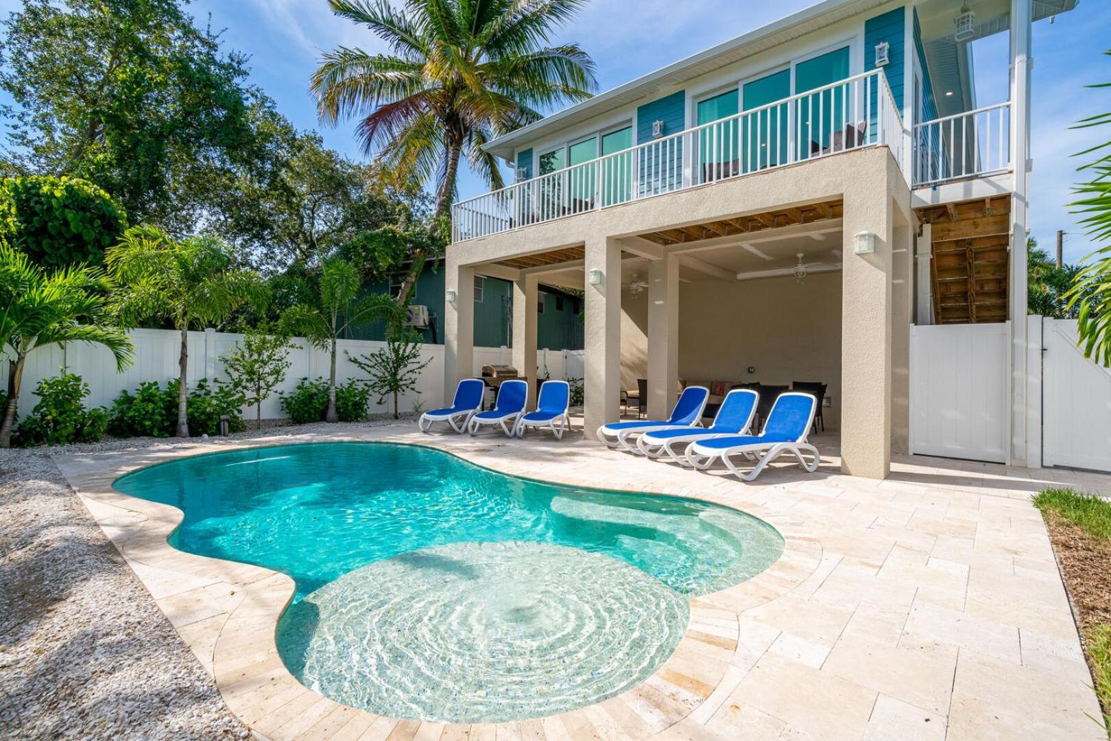 Holiday home 8br Oasis: 2 Homes, Pools, Walk To Beach, Fam Fun