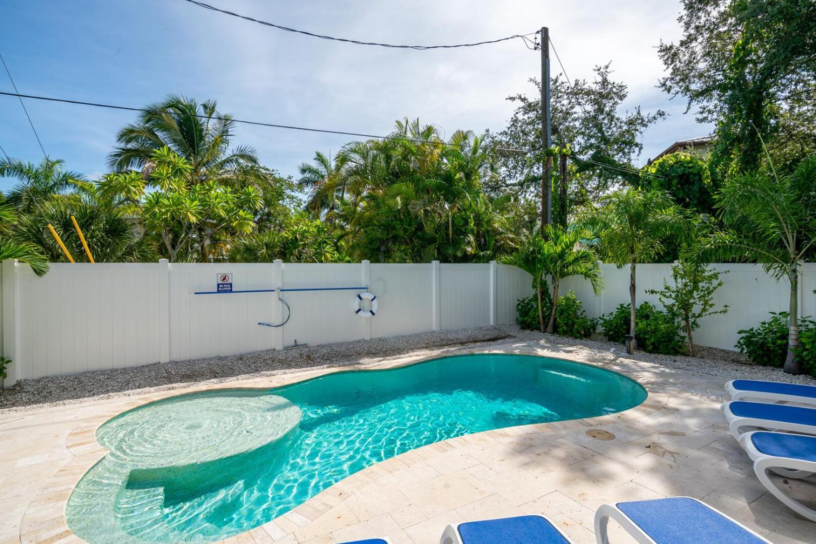 Holiday home 8br Oasis: 2 Homes, Pools, Walk To Beach, Fam Fun *