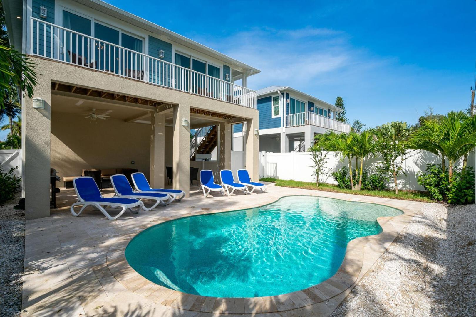 8br Oasis: 2 Homes, Pools, Walk To Beach, Fam Fun Holiday home