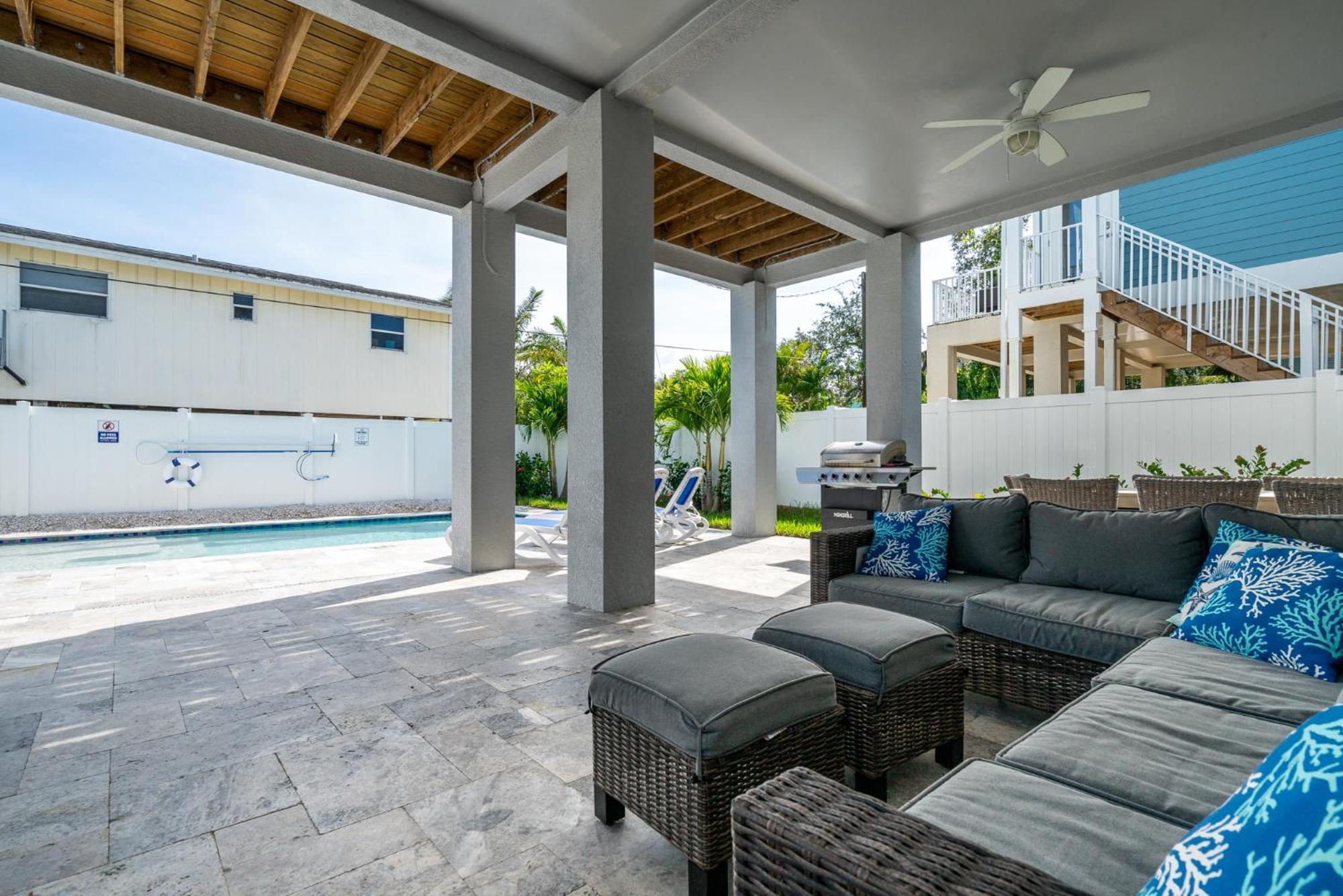 8br Oasis: 2 Homes, Pools, Walk To Beach, Fam Fun Holiday home Fort Myers Beach