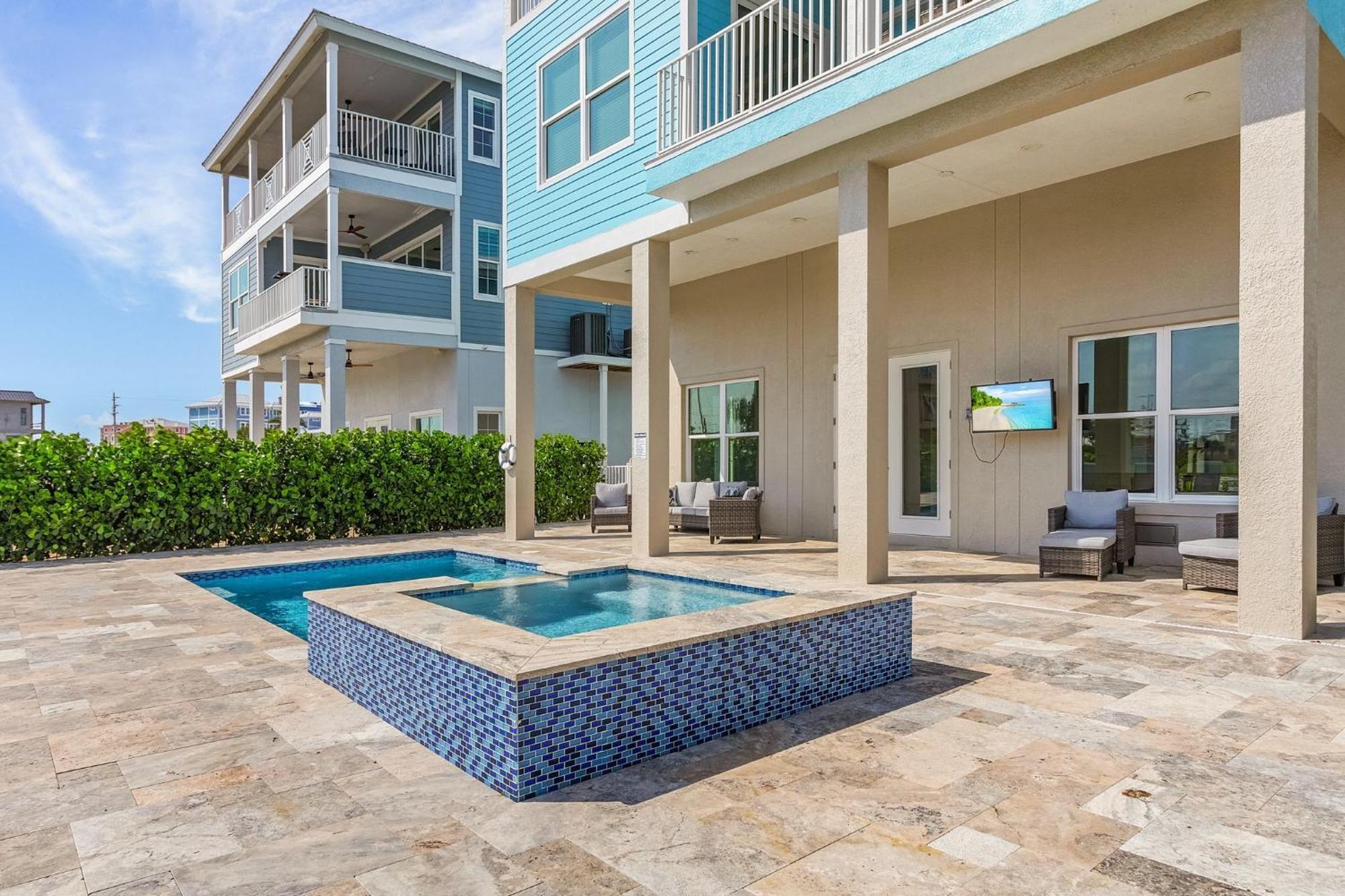 Luxurious Home: Gulf Views, Pool, Elevator *
