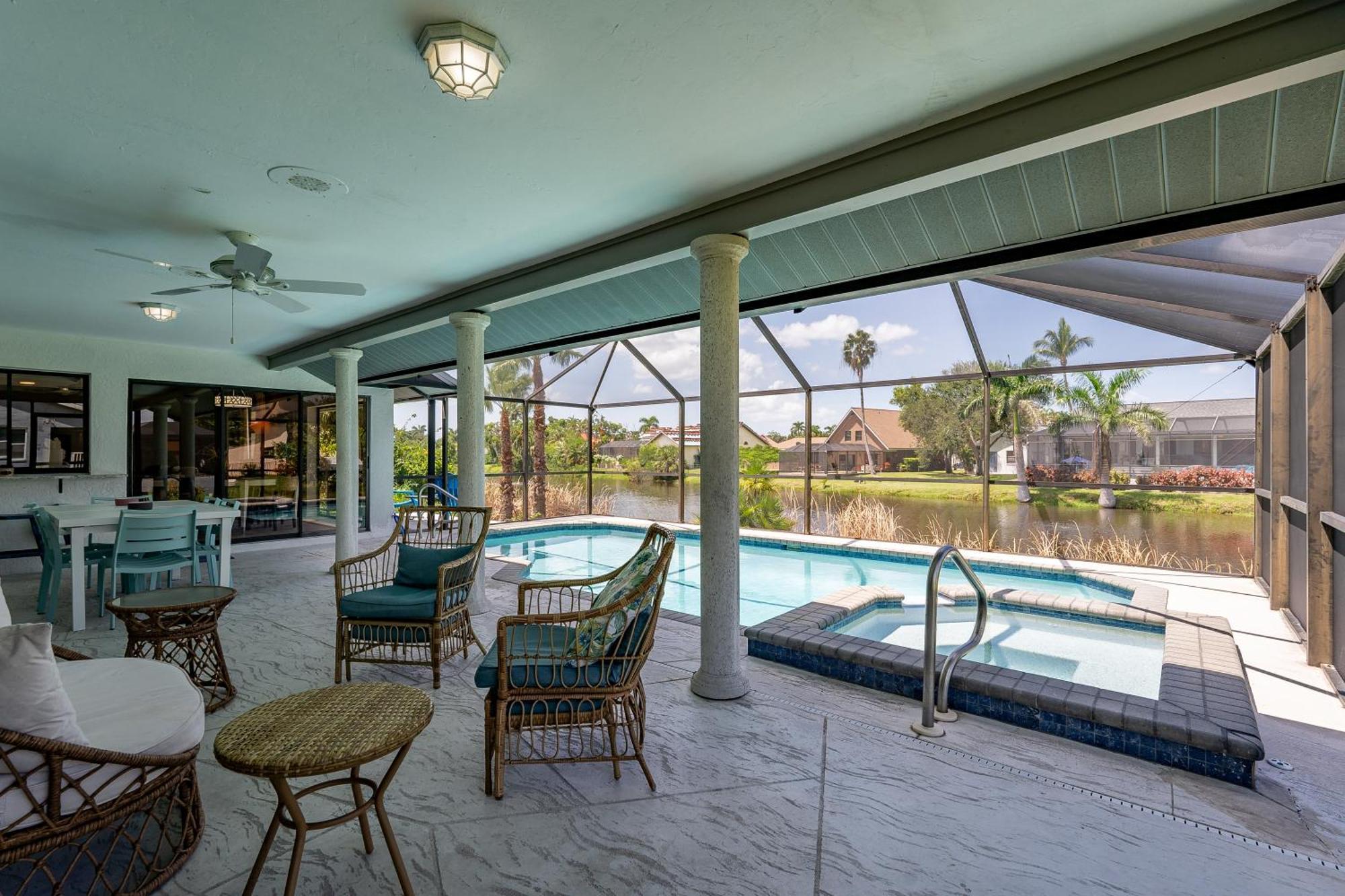 Palm Breeze: Heated Pool, Spa, Water Views, Holiday home *