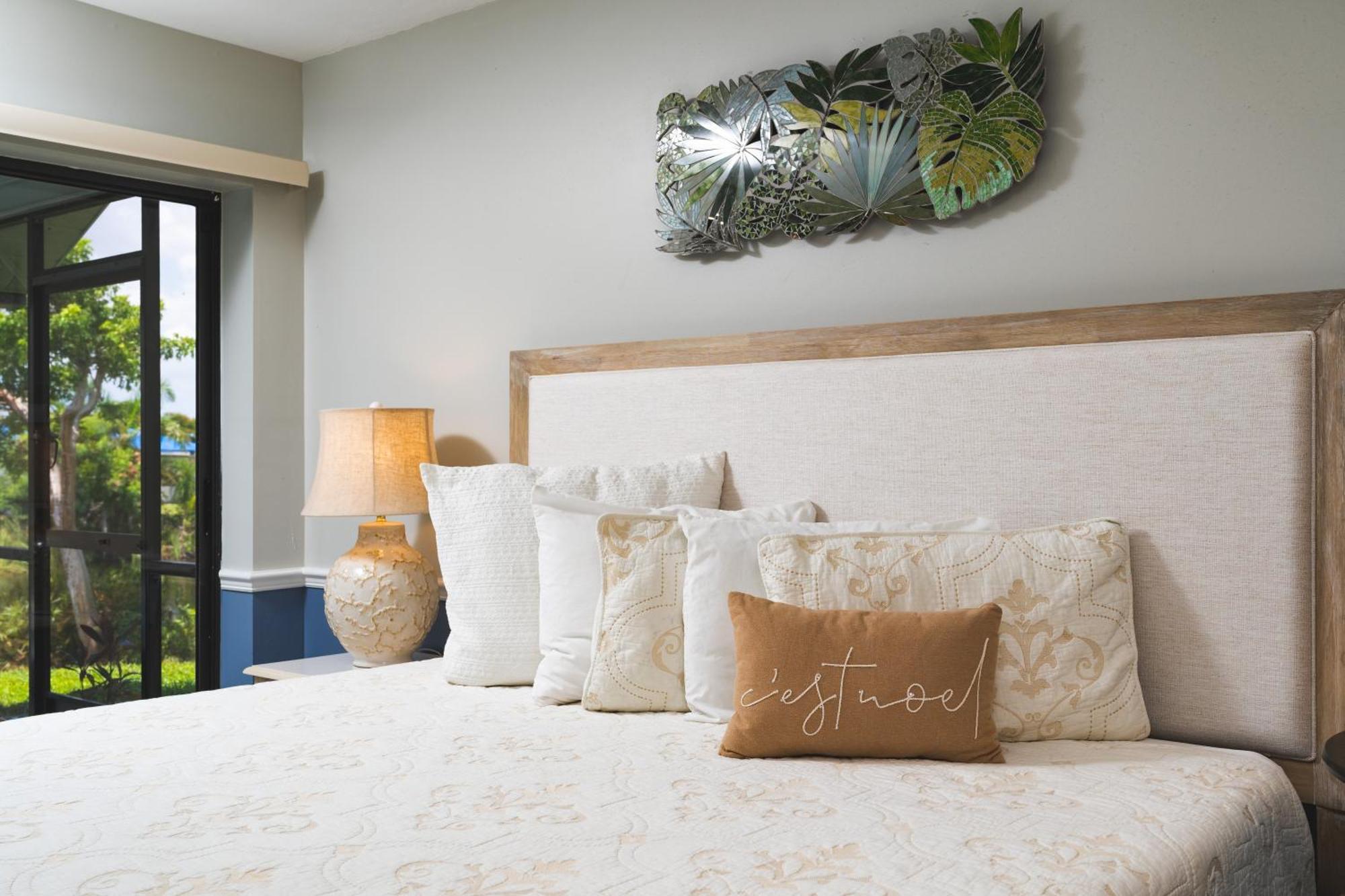 Palm Breeze: Heated Pool, Spa, Water Views,