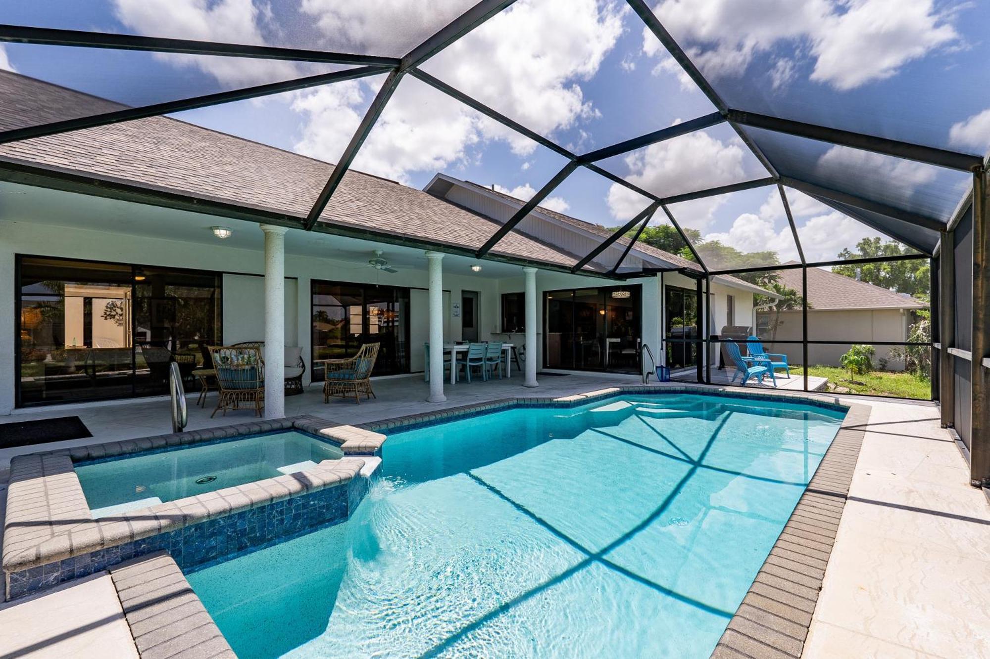Holiday home Palm Breeze: Heated Pool, Spa, Water Views, Fort Myers