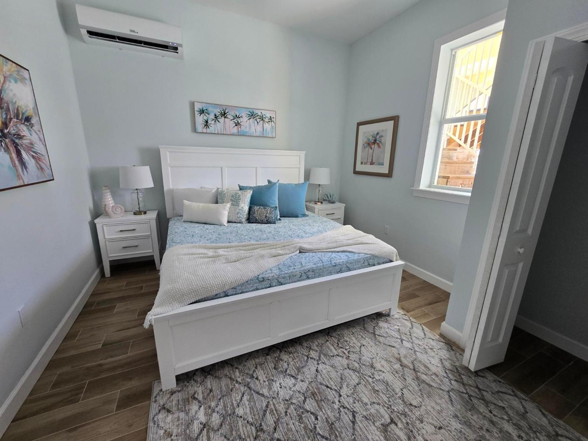 Canal View Gem: Heated Pool, & Trolley Access Holiday home