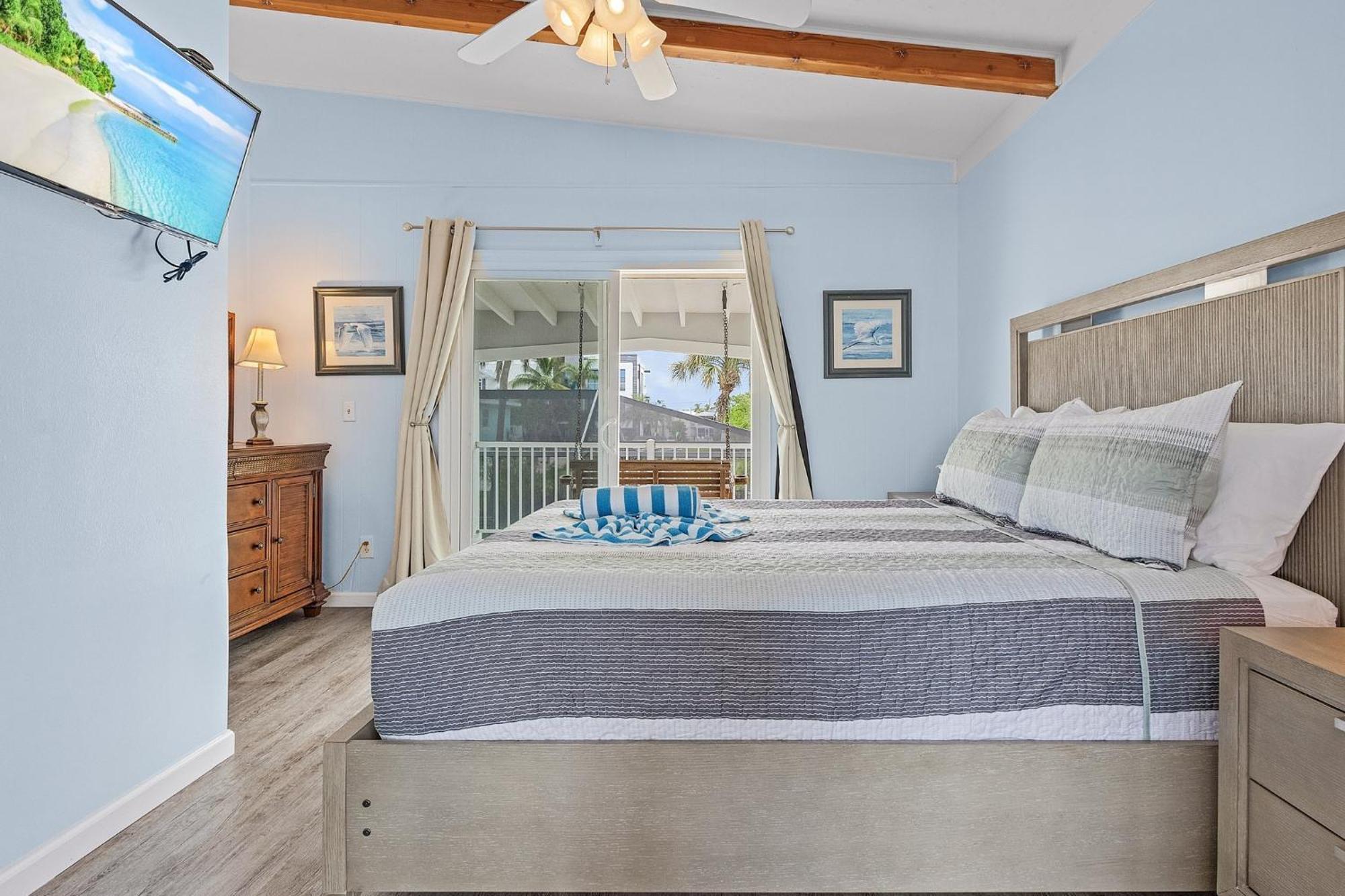 Private 2-level Home: Heated Screened Pool, Beach! Holiday home *