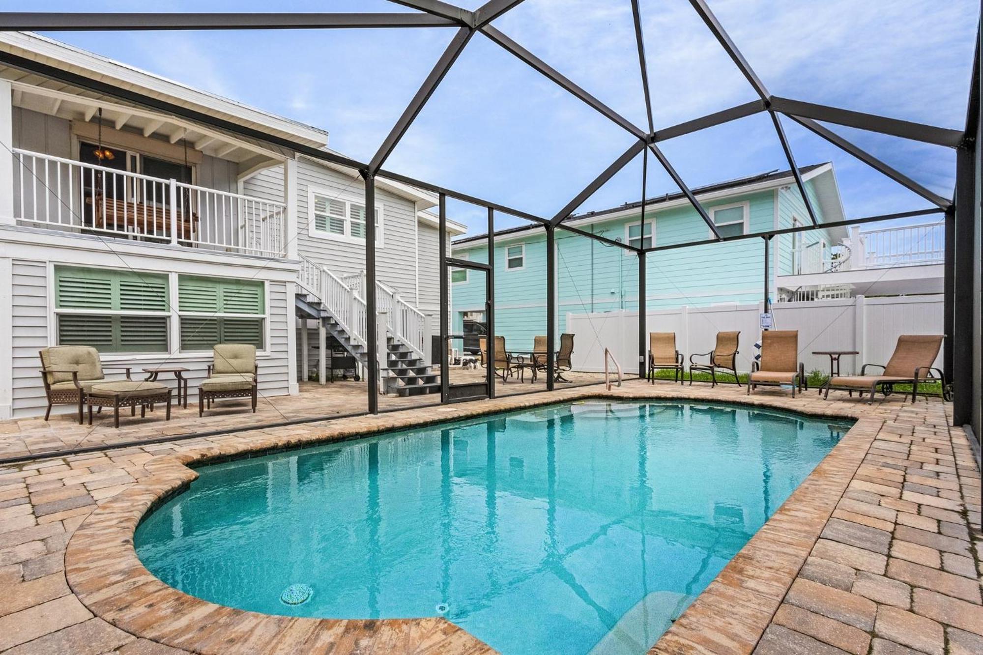 Private 2-level Home: Heated Screened Pool, Beach! Holiday home