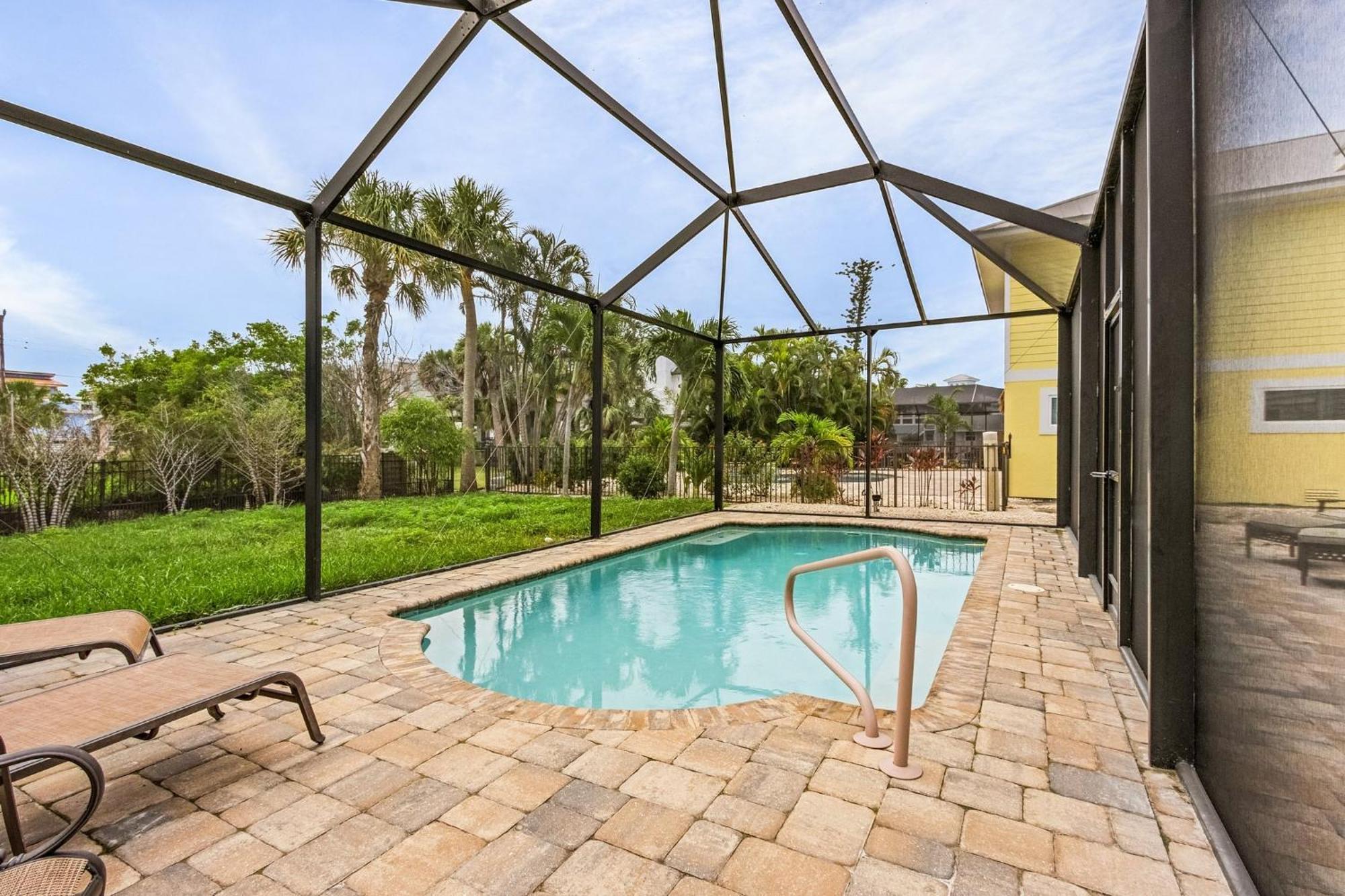 Holiday home Private 2-level Home: Heated Screened Pool, Beach! *