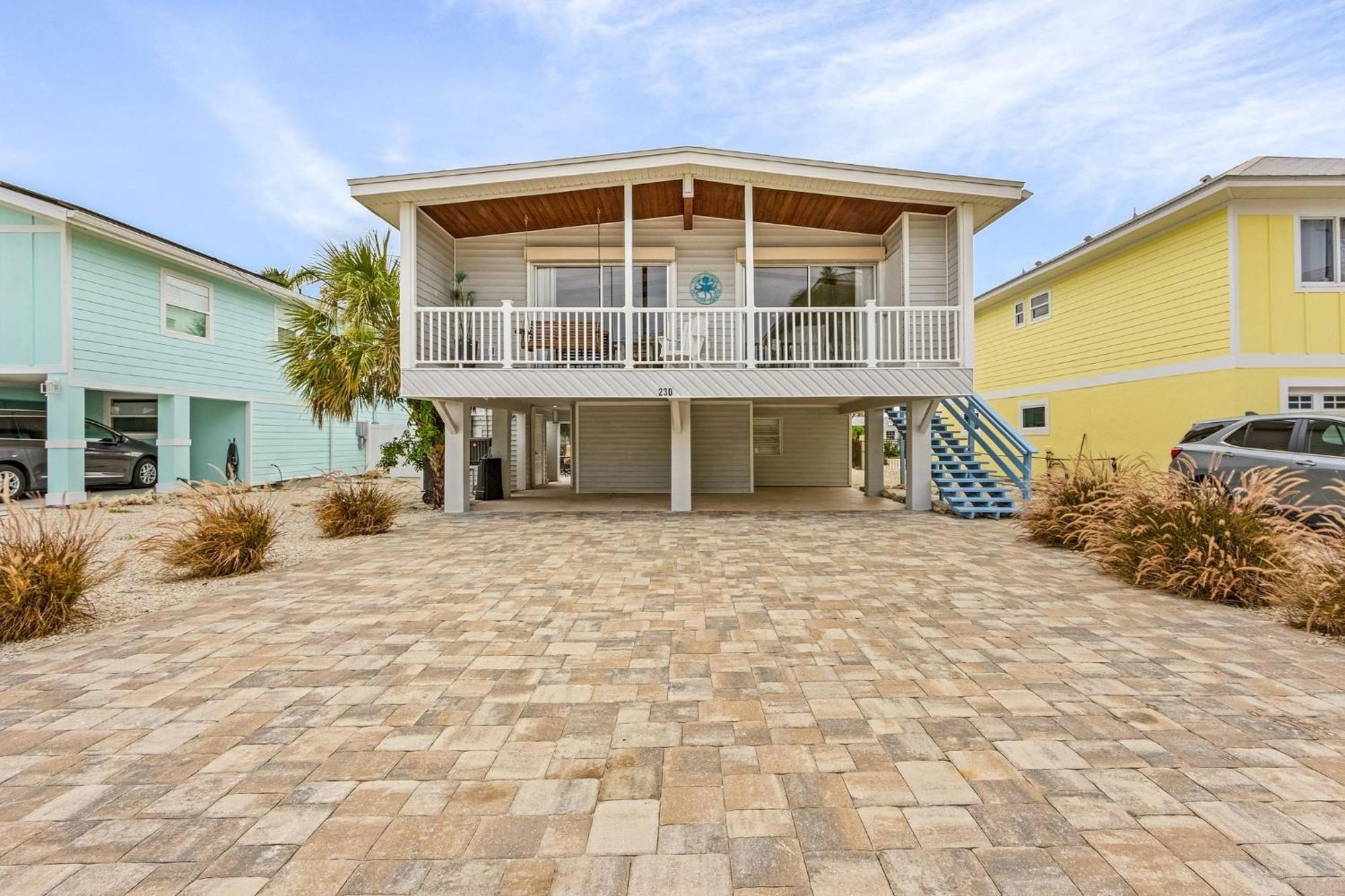 Holiday home Private 2-level Home: Heated Screened Pool, Beach! *