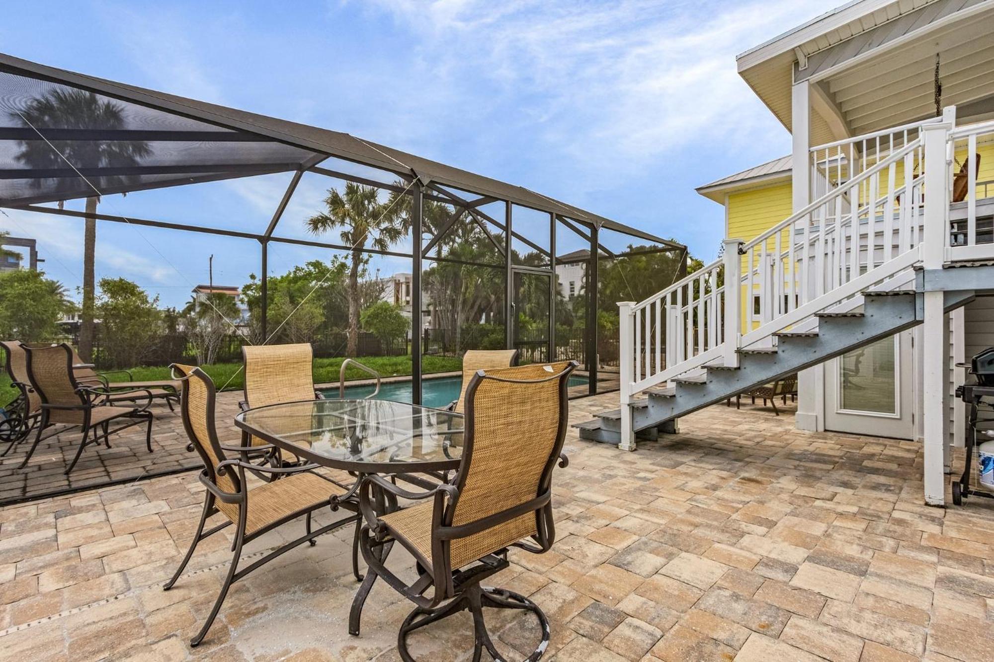 Holiday home Private 2-level Home: Heated Screened Pool, Beach! Fort Myers Beach