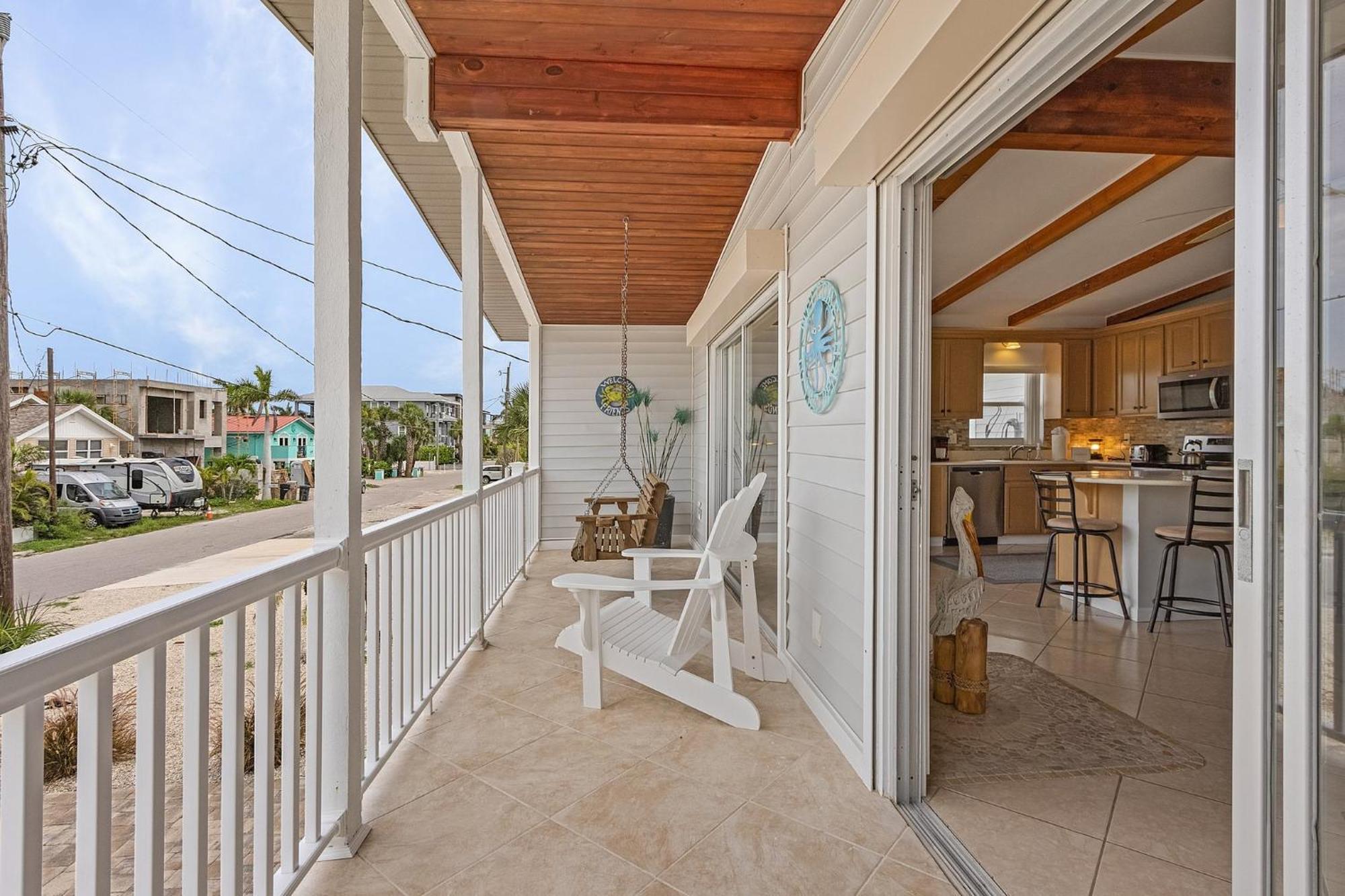 Private 2-level Home: Heated Screened Pool, Beach! Holiday home