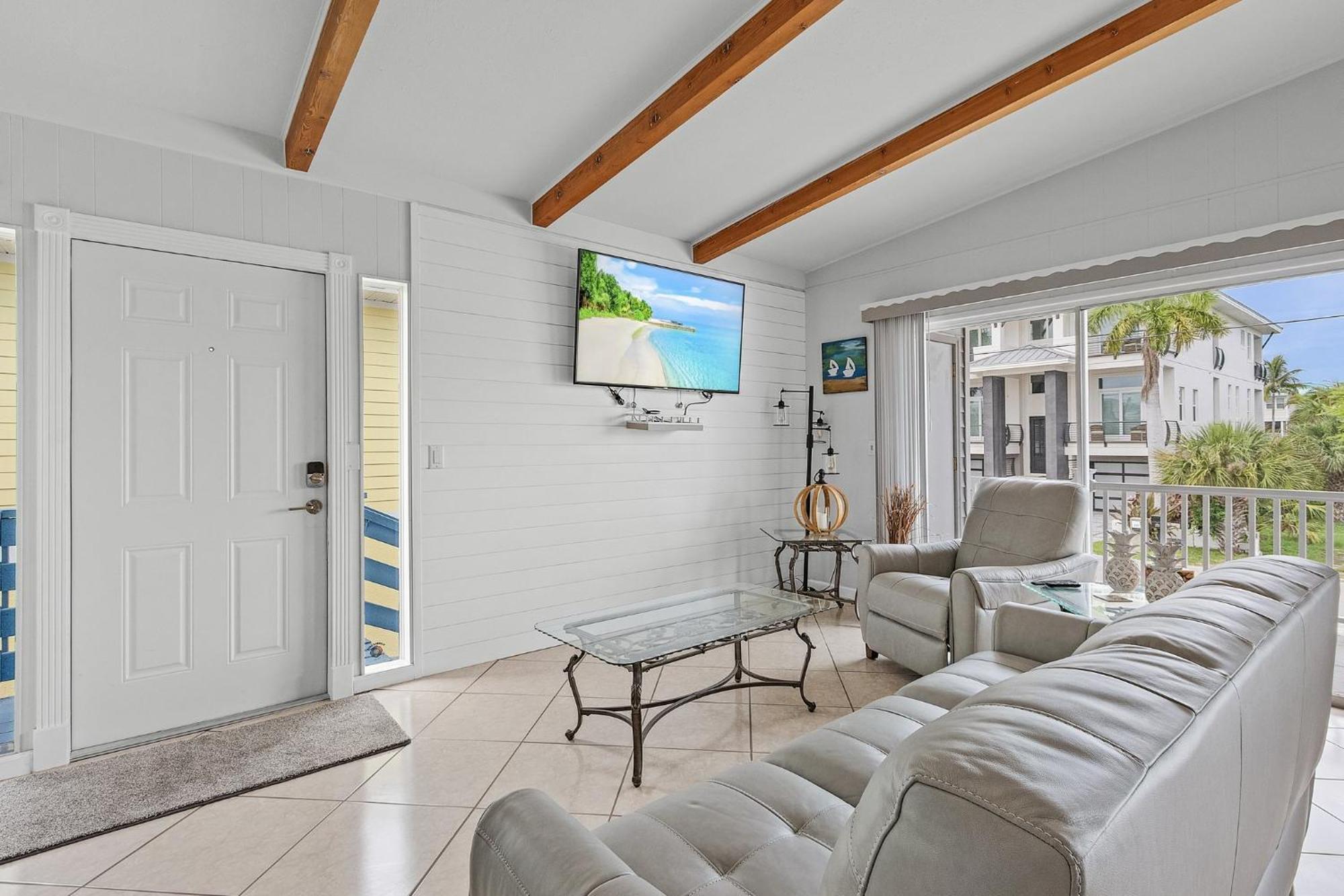 Private 2-level Home: Heated Screened Pool, Beach! Holiday home *