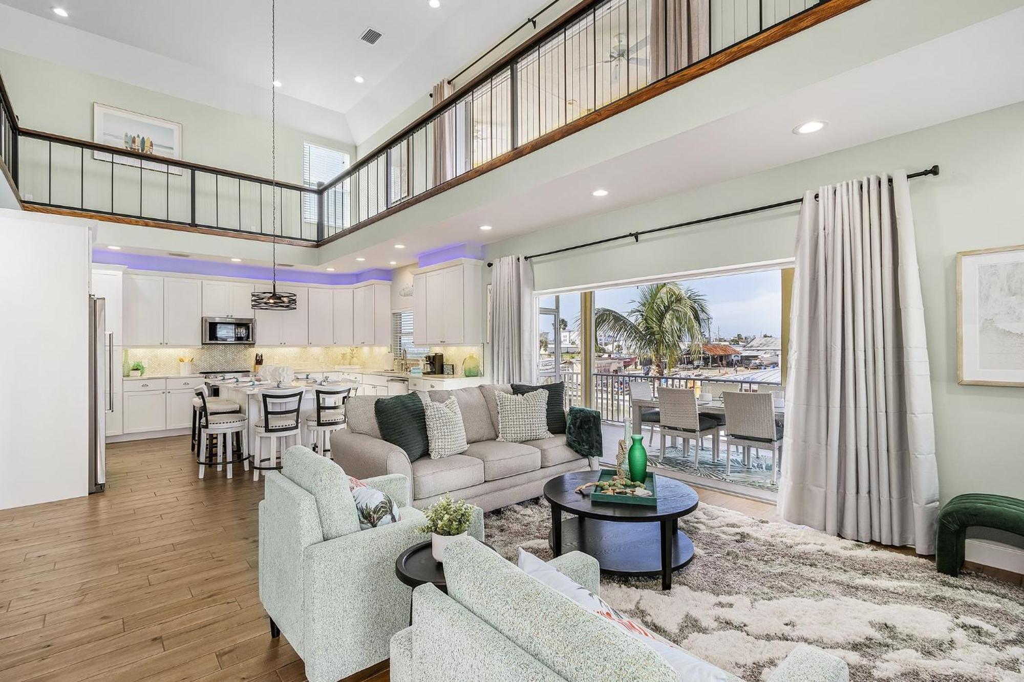 Canal View Gem: Heated Pool, & Trolley Access * Fort Myers Beach