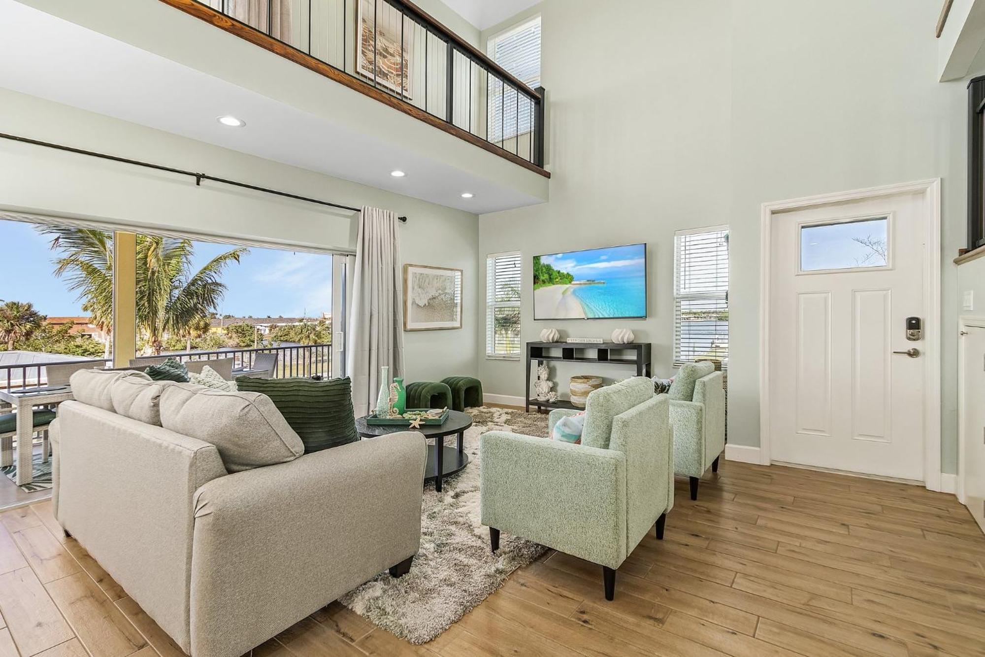 Canal View Gem: Heated Pool, & Trolley Access Holiday home Fort Myers Beach
