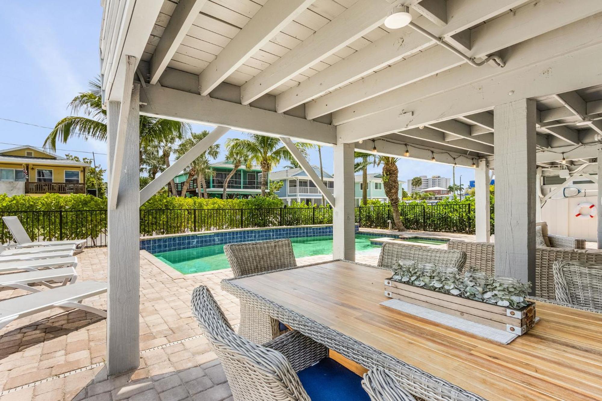 Charming Oasis: Heated Pool, & Access Holiday home *