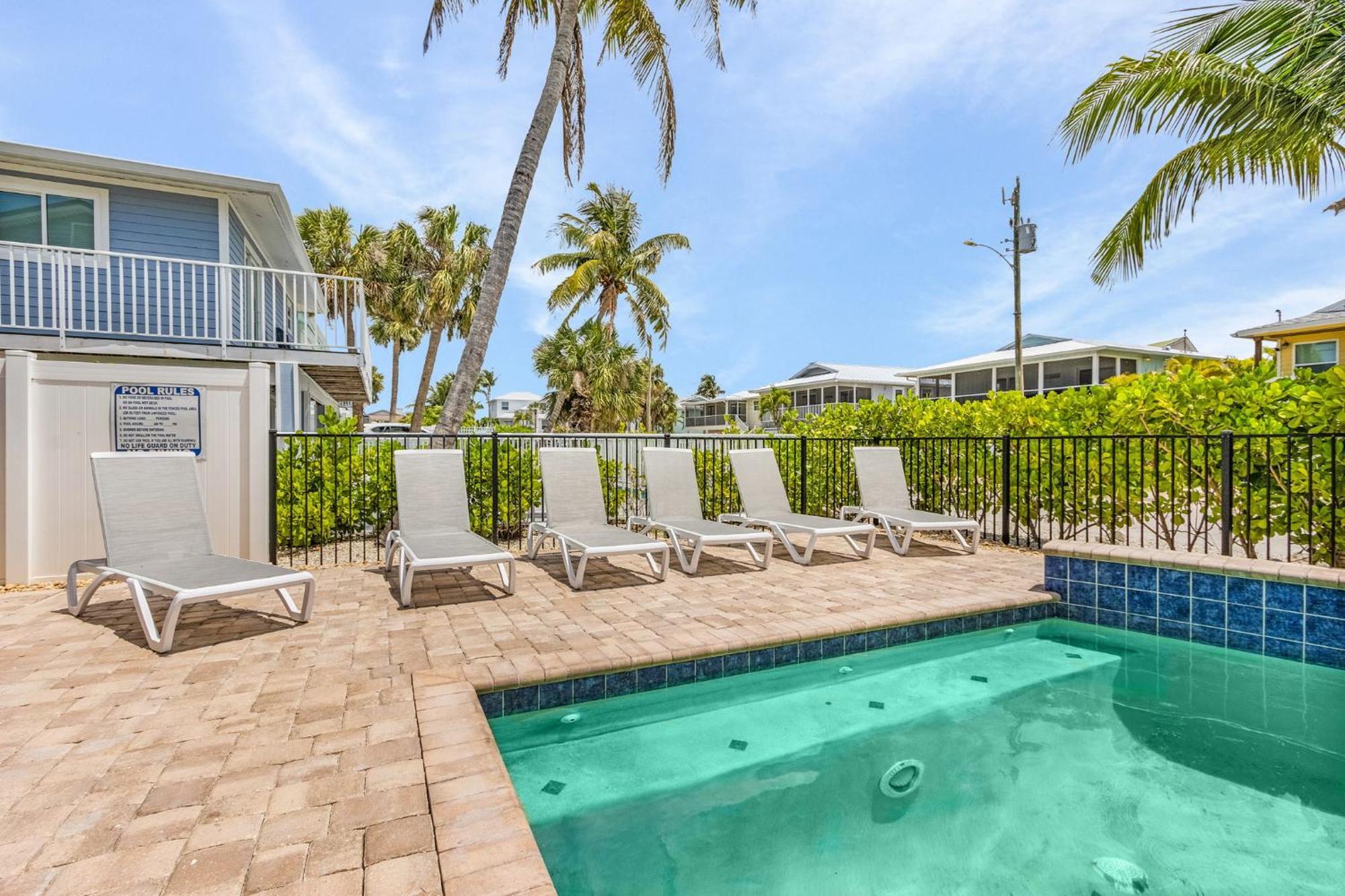 Charming Oasis: Heated Pool, & Access Fort Myers Beach