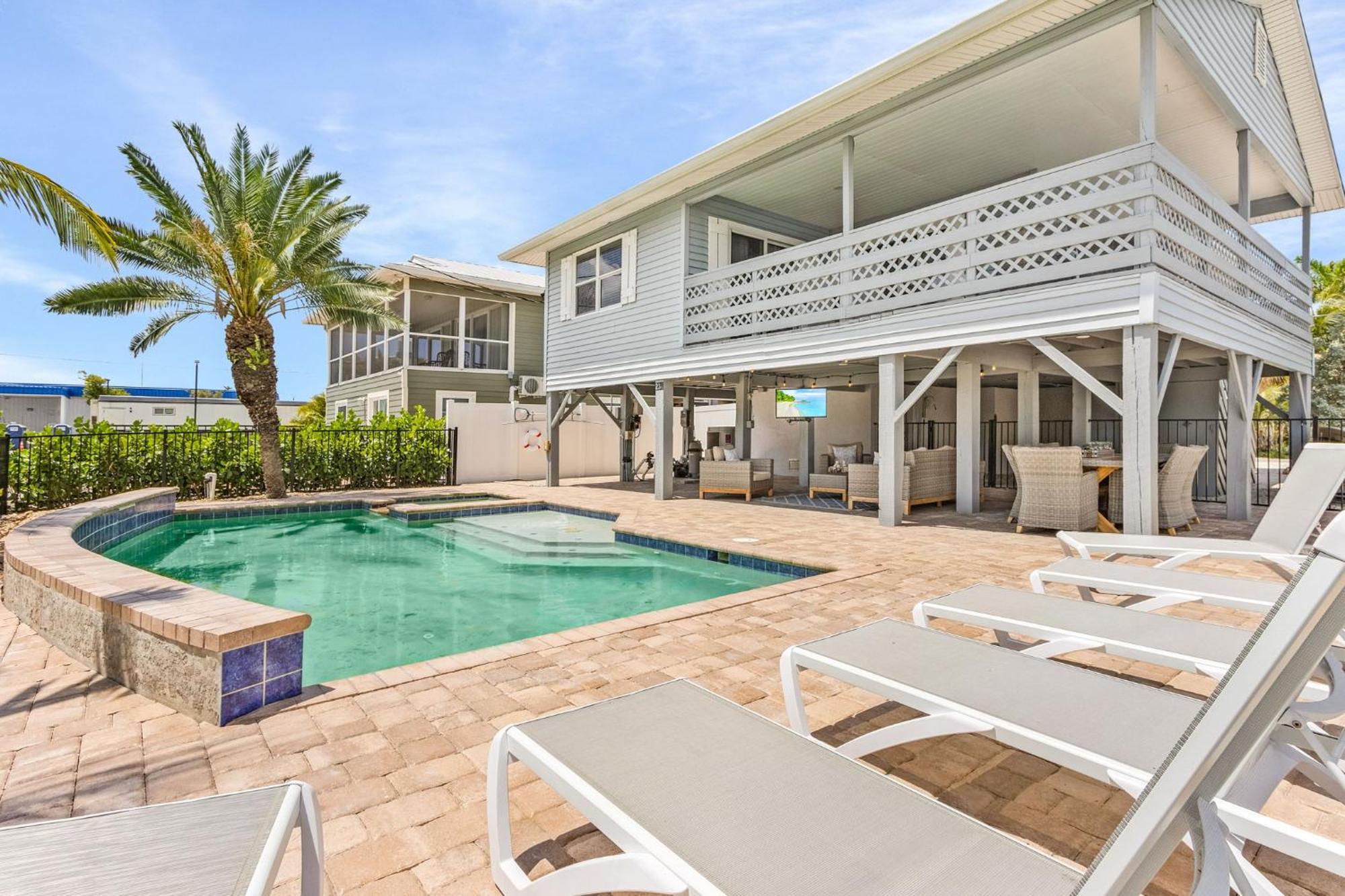 Charming Oasis: Heated Pool, & Access Holiday home *