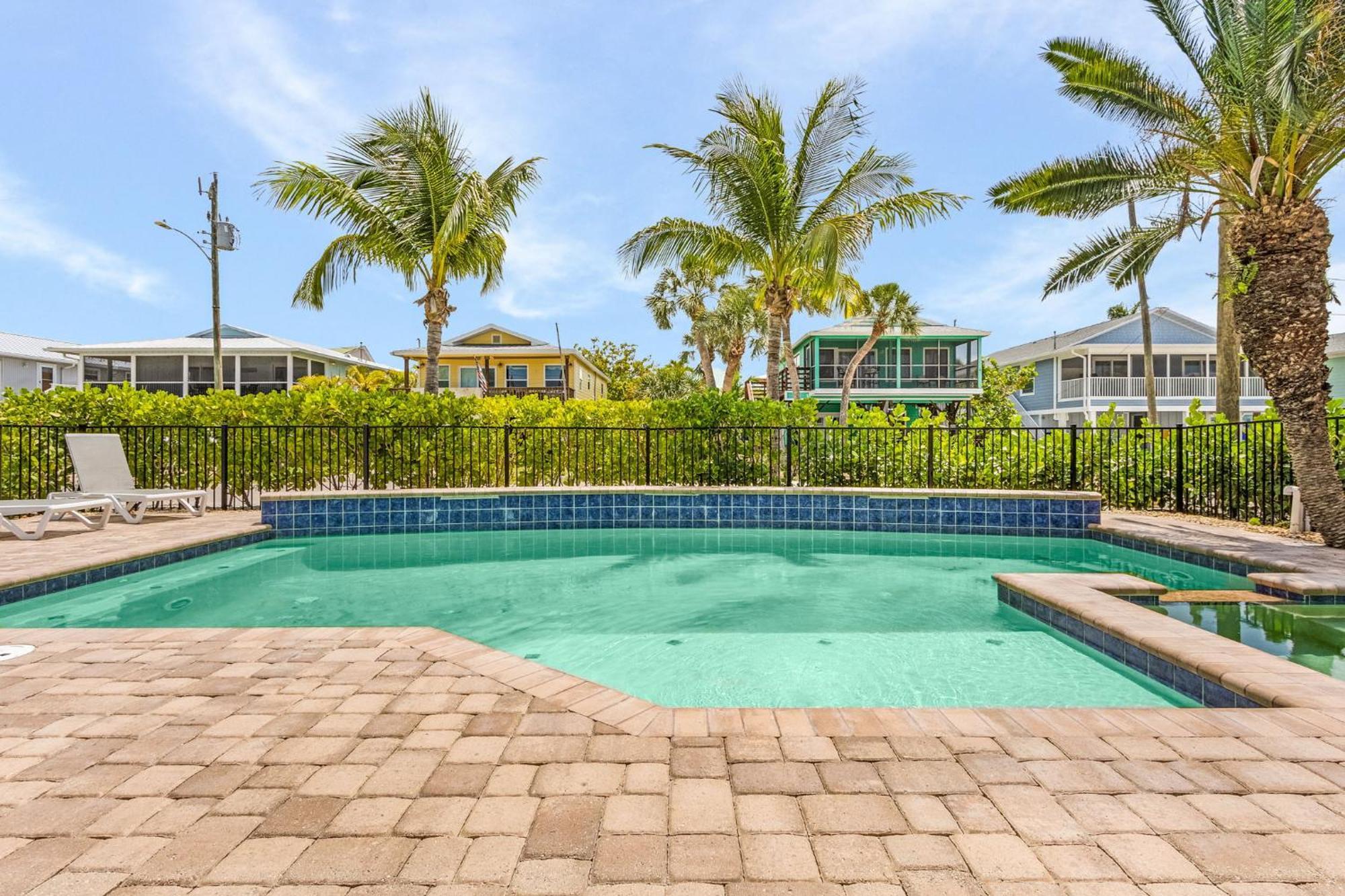 Charming Oasis: Heated Pool, & Access Holiday home