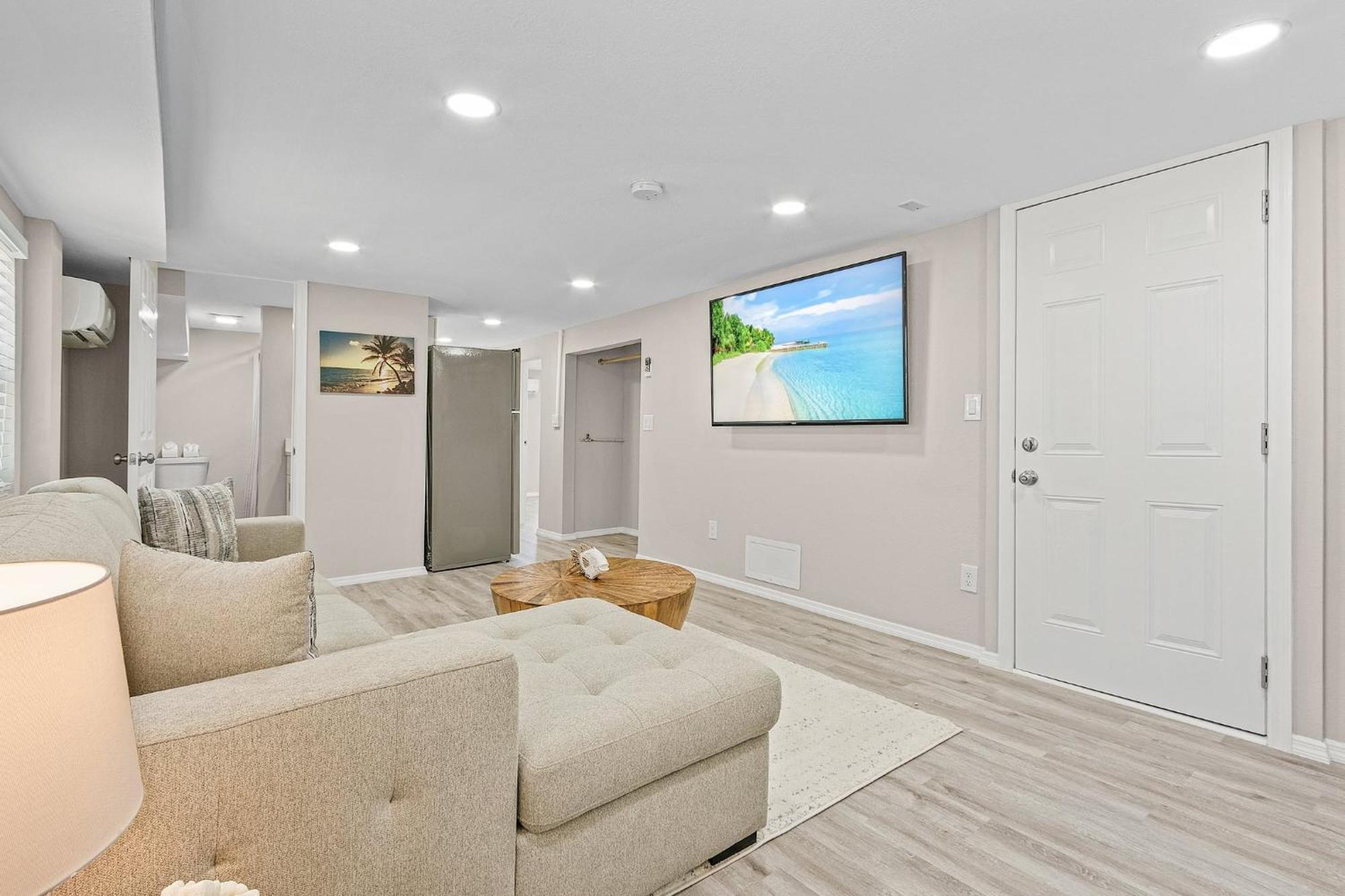 Charming Oasis: Heated Pool, & Access Holiday home *