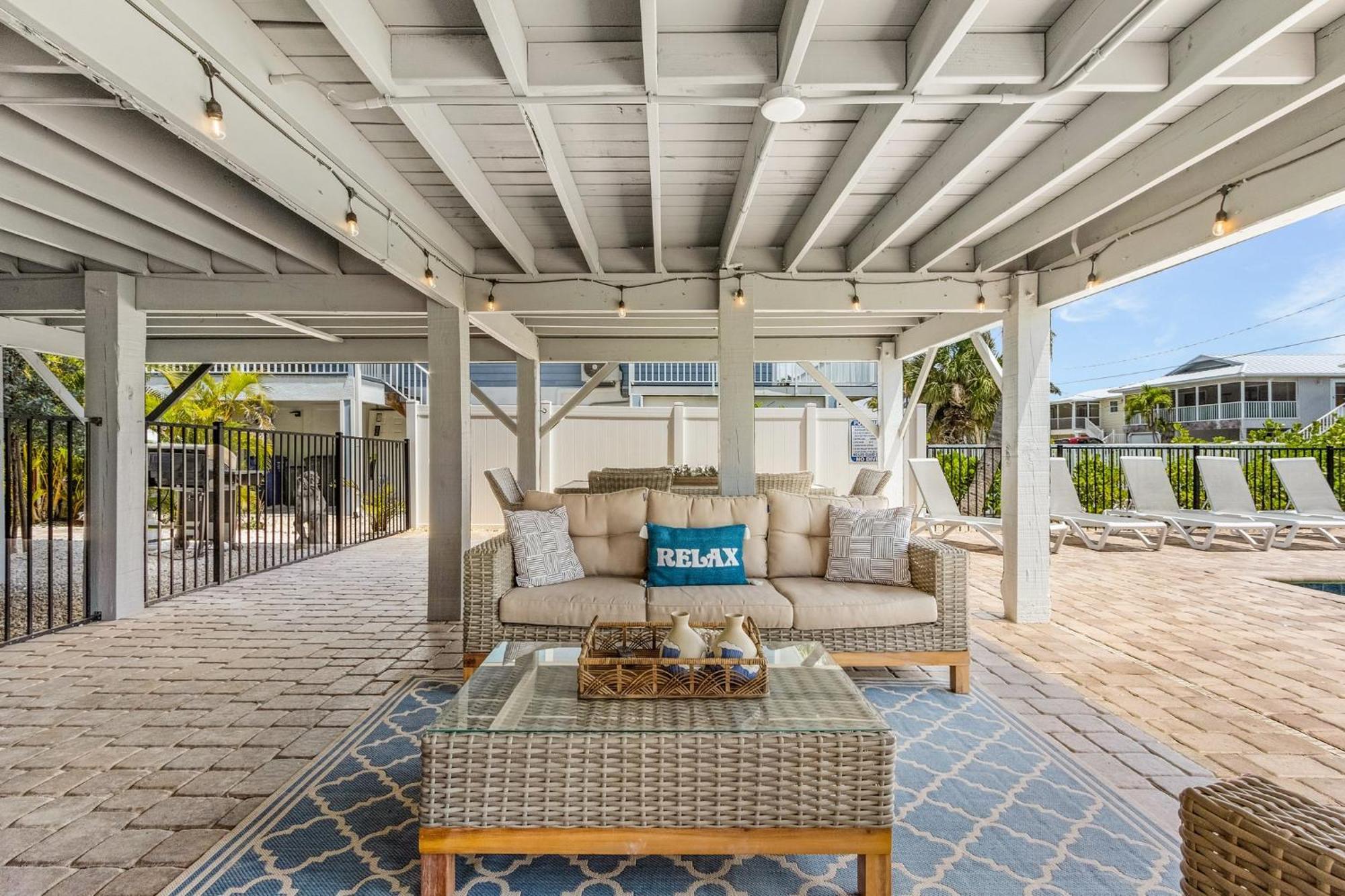 Charming Oasis: Heated Pool, & Access Holiday home Fort Myers Beach