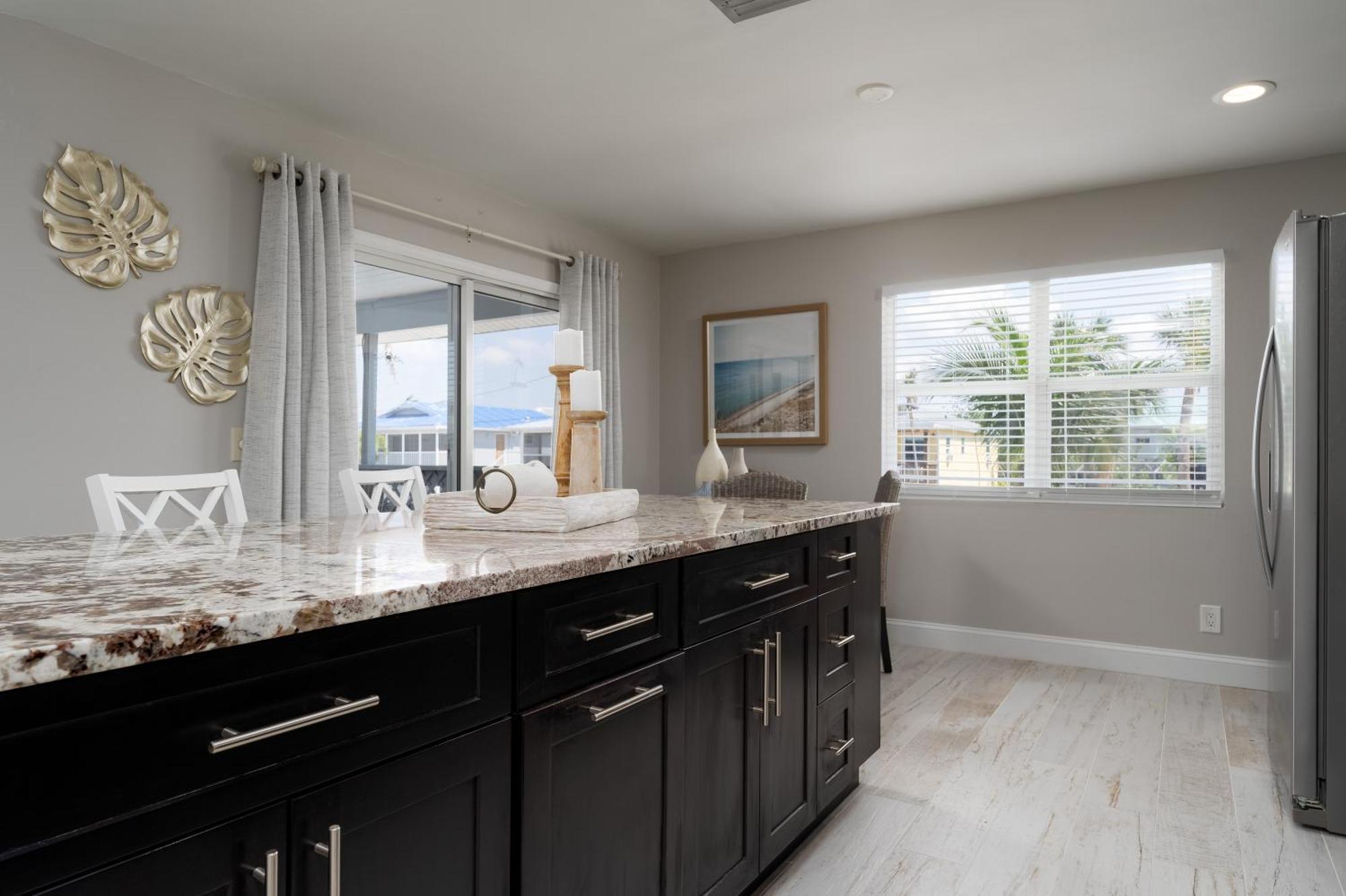 Charming Oasis: Heated Pool, & Access Holiday home